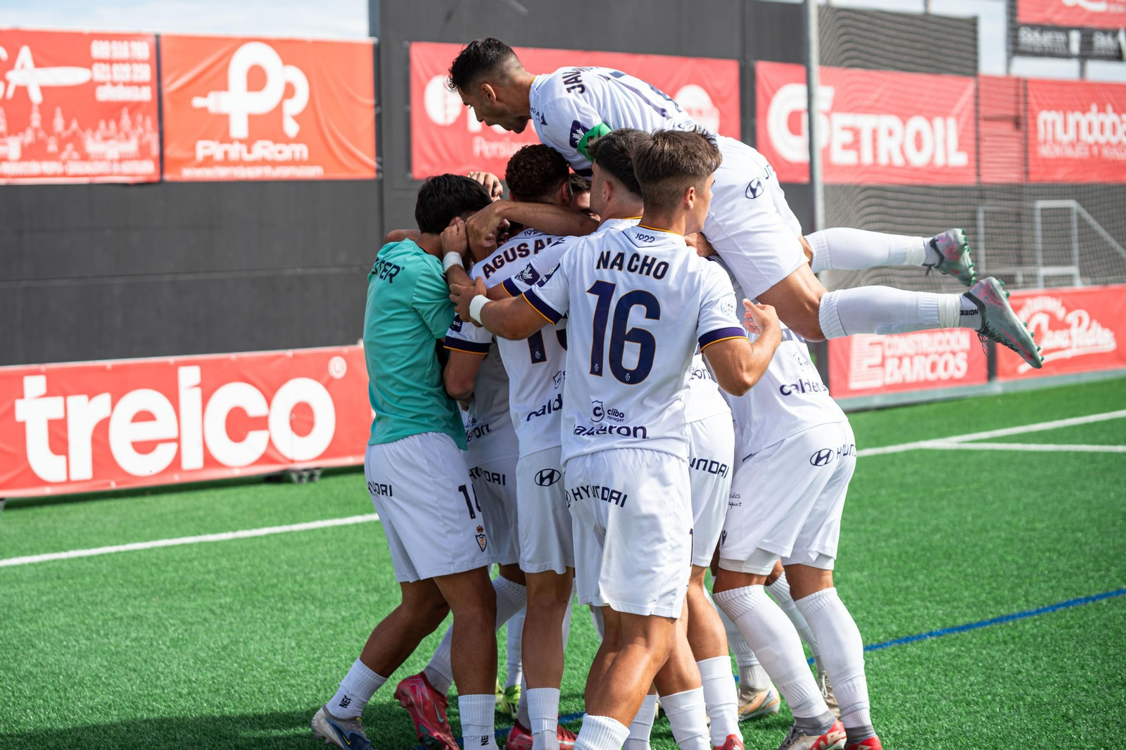 Los jugadores del Real Jaén celebran el tanto del empate.