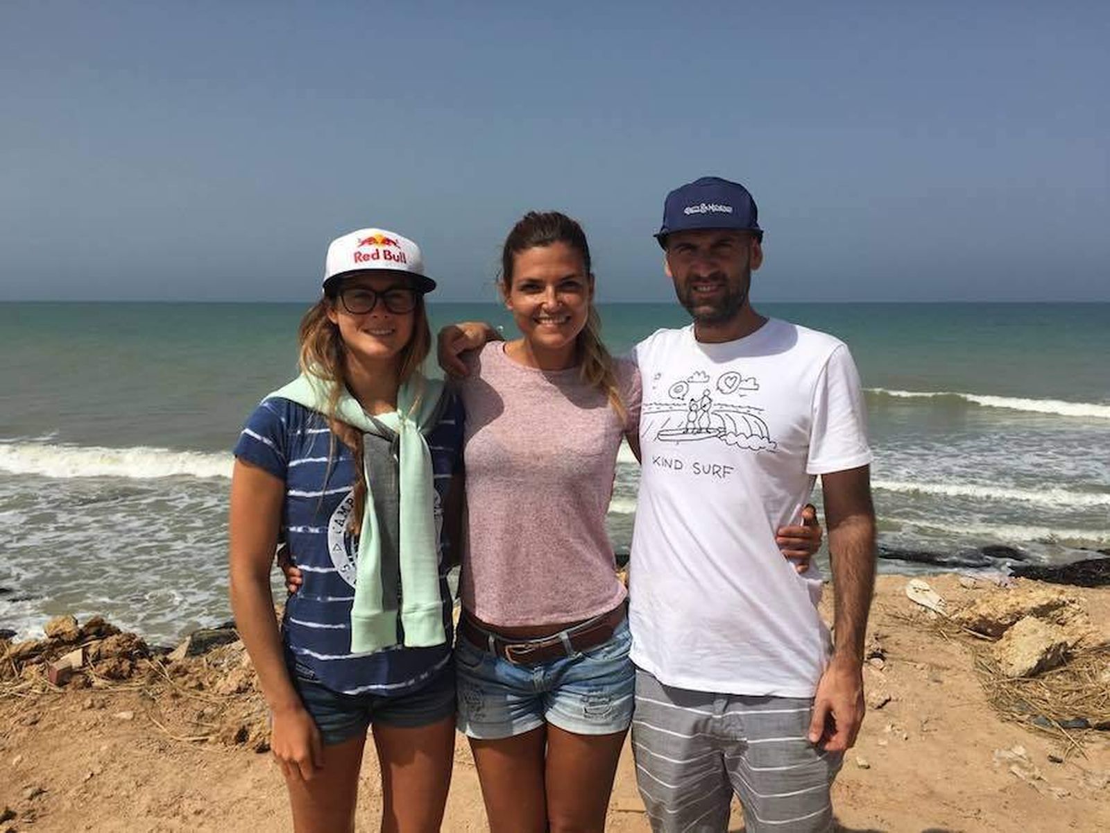 Gisela, con Mercedes García y Alfonso Delgado, compañeros en la ONG.