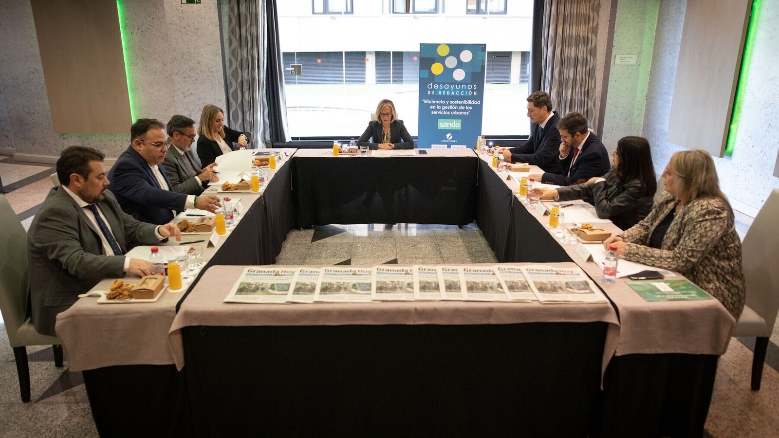 Mesa de trabajo durante el Desayuno de Redacción Grupo Joly-Sando