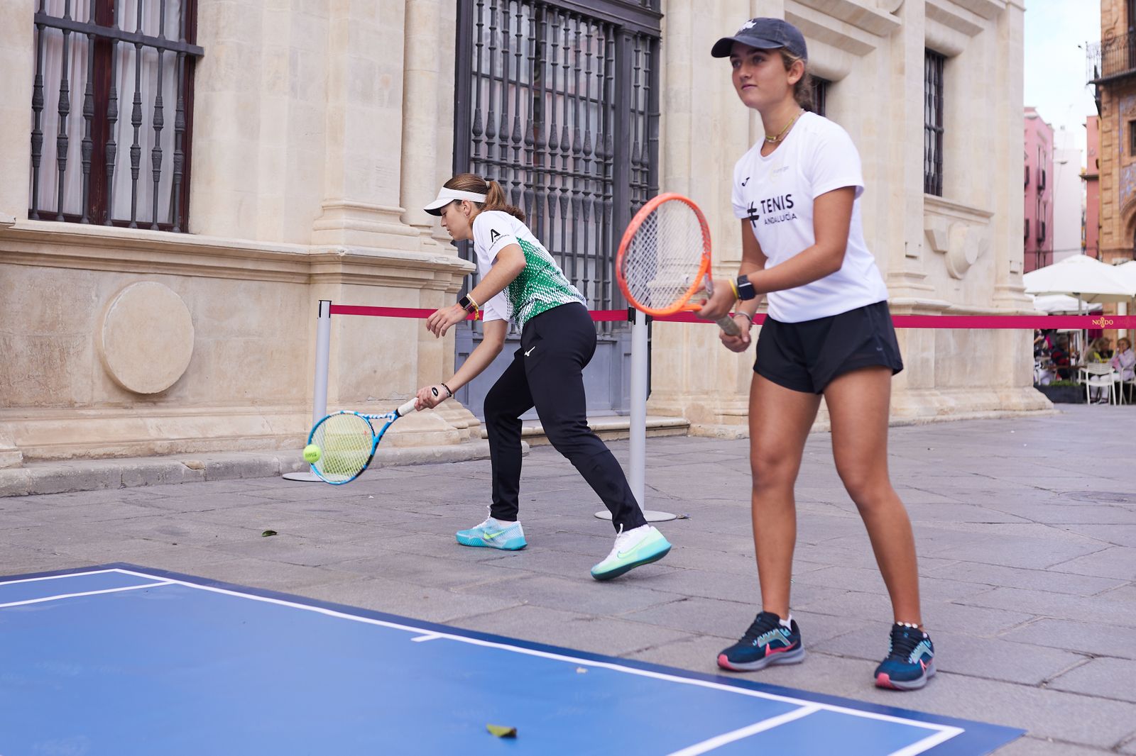 Las fotos de la Copa Billie Jean King con el alcalde jugando al tenis