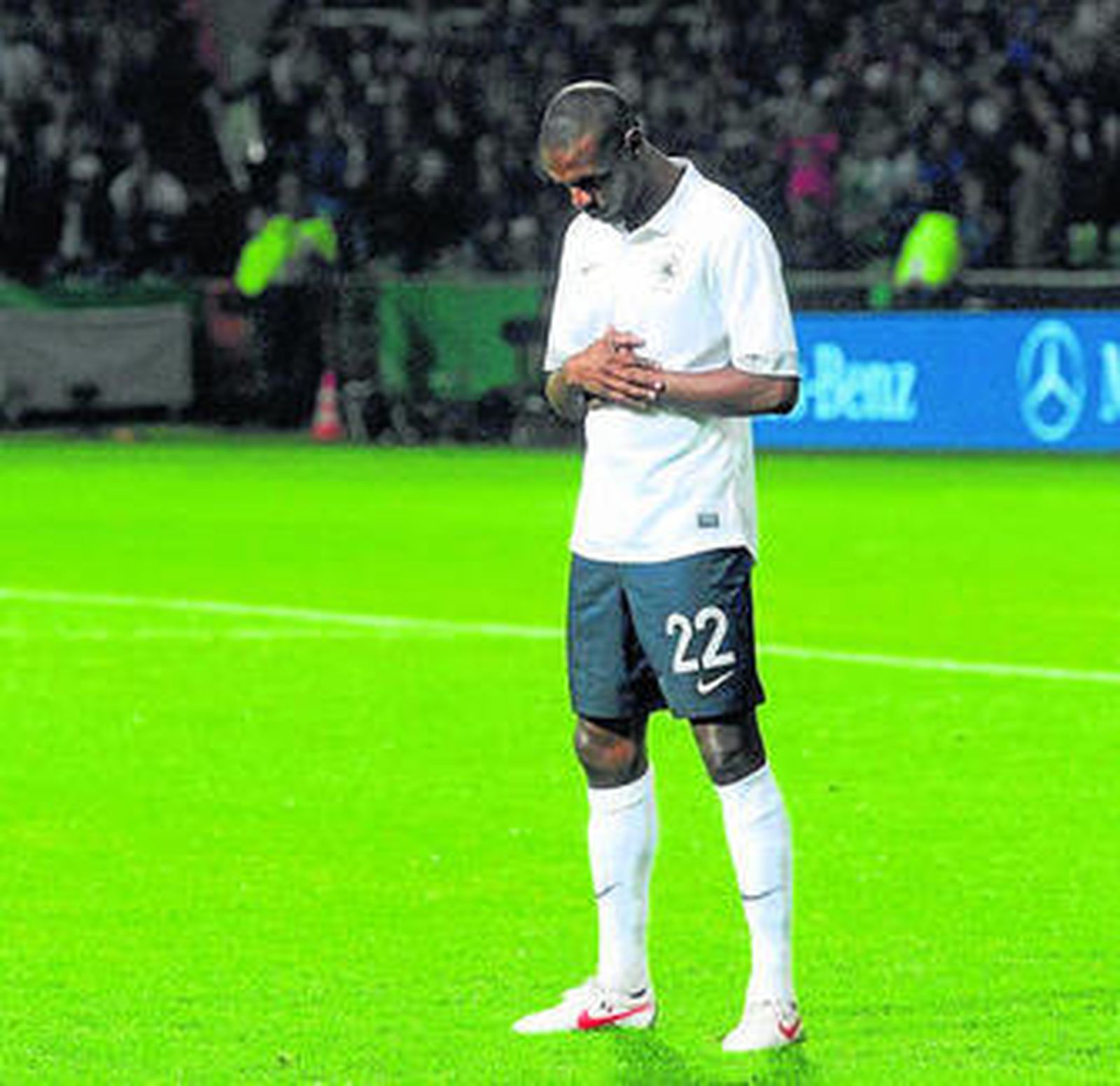 Abidal reza antes de un partido con la selección francesa.