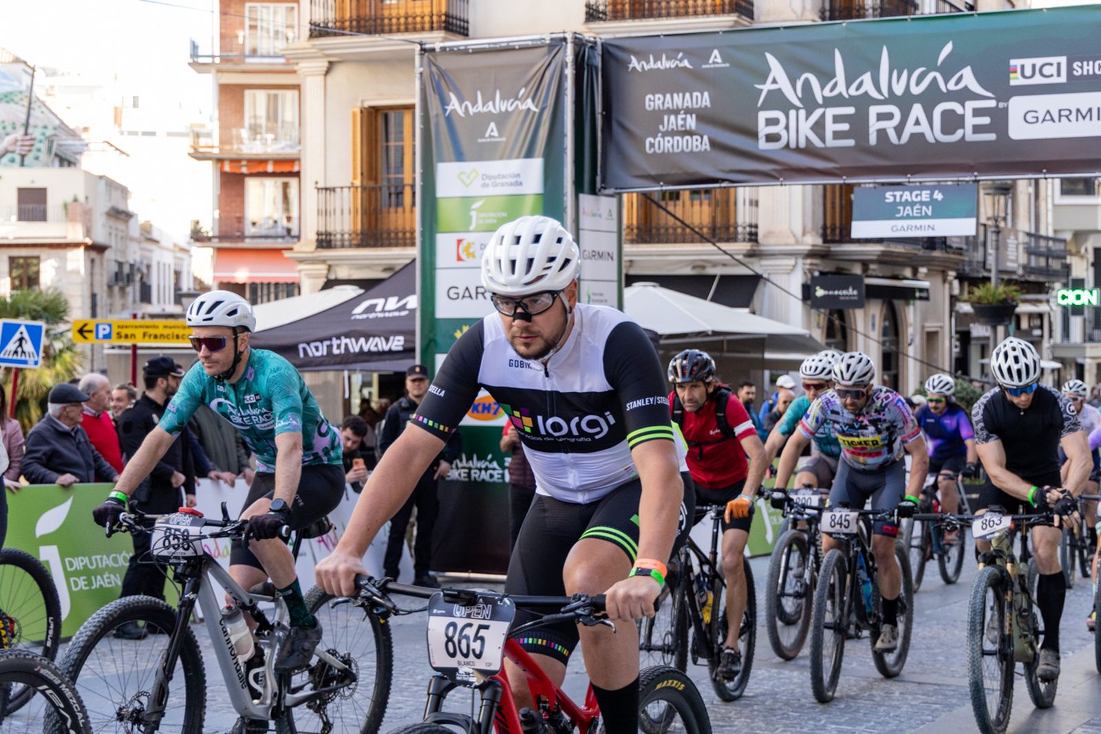 Jaén, protagonista de nuevo en la salida de la tercera etapa de la Andalucía Bike Race