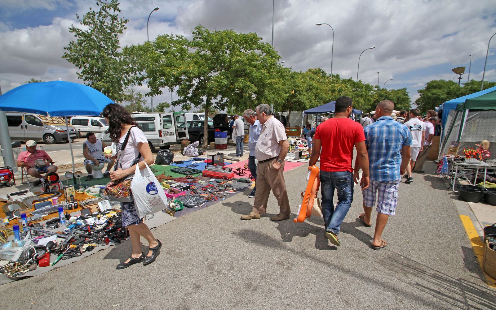 Varios puestos del mercadillo del Charco de la Pava del domingo.