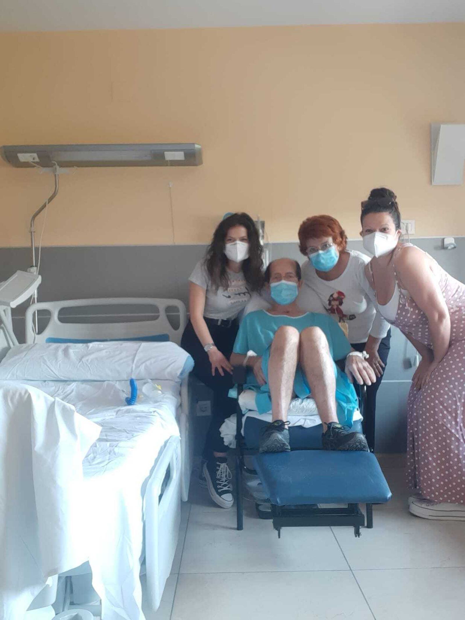 Paco con su mujer y sus hijas, cuando pasó a planta.