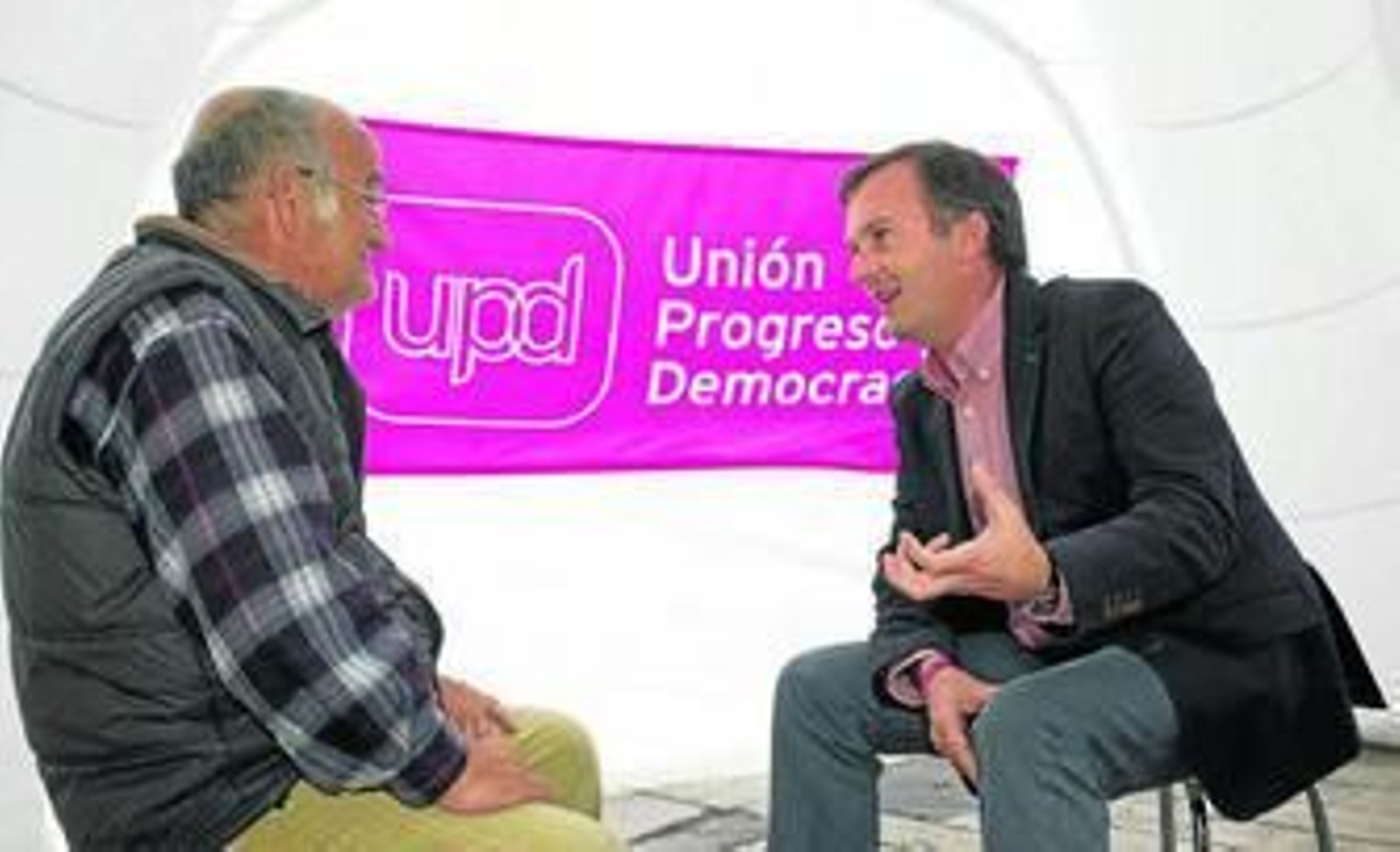 Martín de la Herrán, ayer con un ciudadano en el iglú de UPyD en Málaga.
