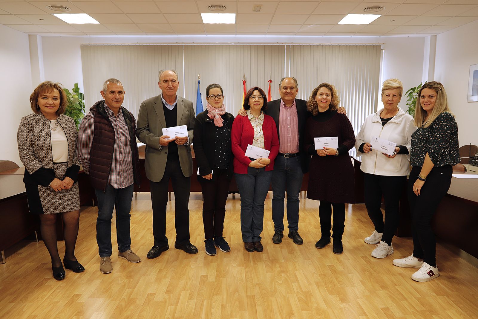 El alcalde de Huétor Tájar, cuarto por la derecha, junto a representantes de las asociaciones.