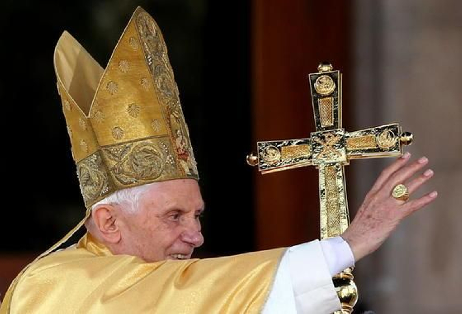El papa Benedicto XVI bendice la Sagrada Familia de Barcelona y celebra una multitudinaria misa en su interior. 

Foto: EFE
