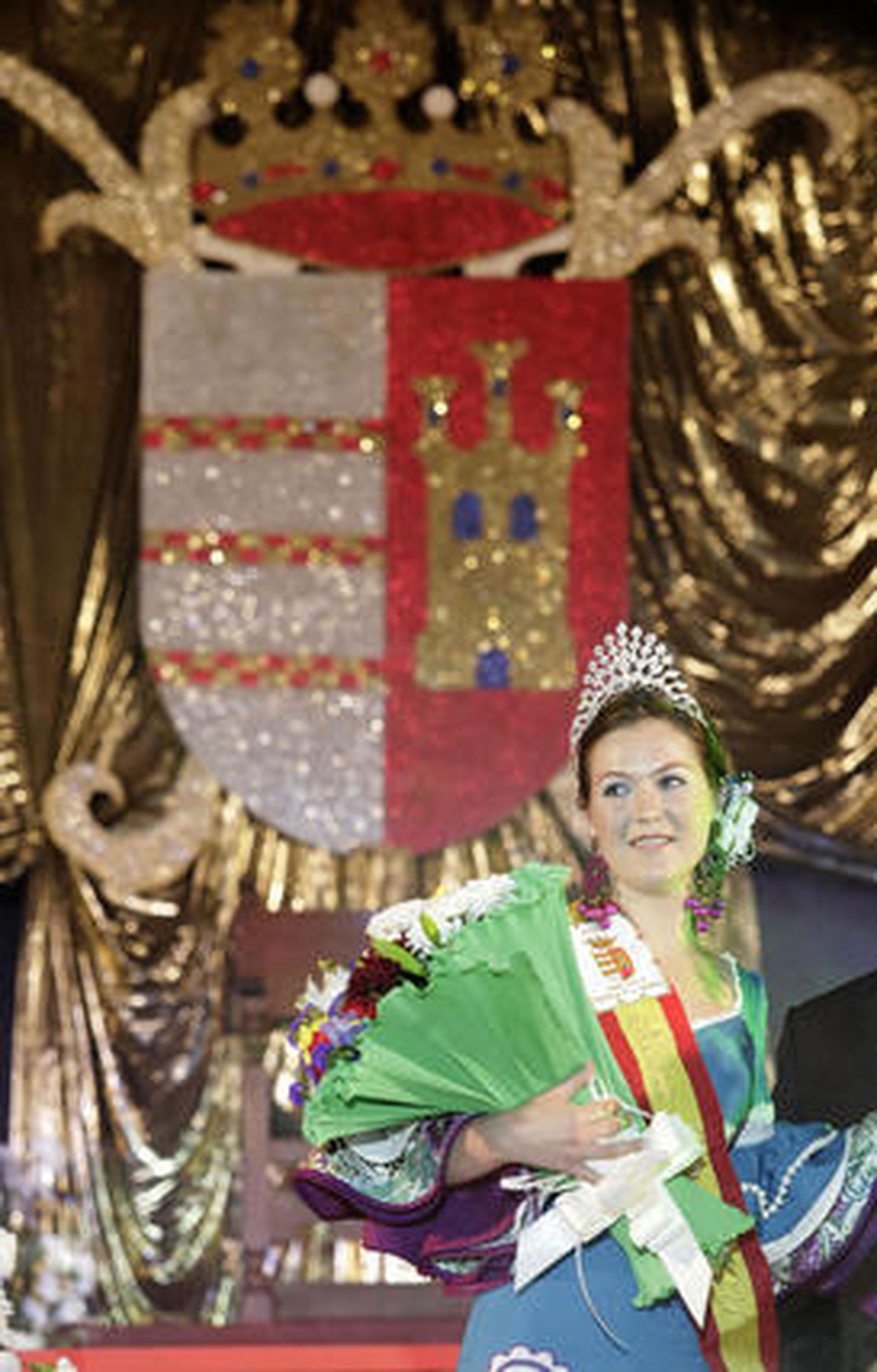 La reina juvenil, Anna Daphne Brophy, emocionada desde el escenario, una vez coronada

Foto: Erasmo Fenoy