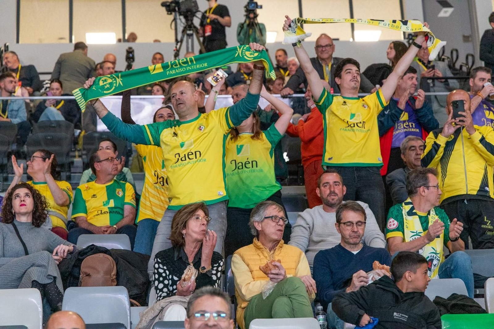 En imágenes: la afición y mejores jugadas del Jaén FS - Jimbee Cartagena