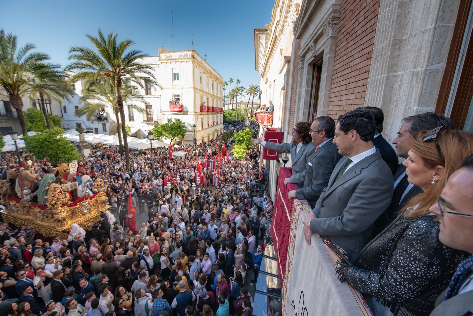 Salmonete canta desde el balcón del Hotel Casa Palacio María Luisa junto a Moreno Bonilla y María C. Azcárate