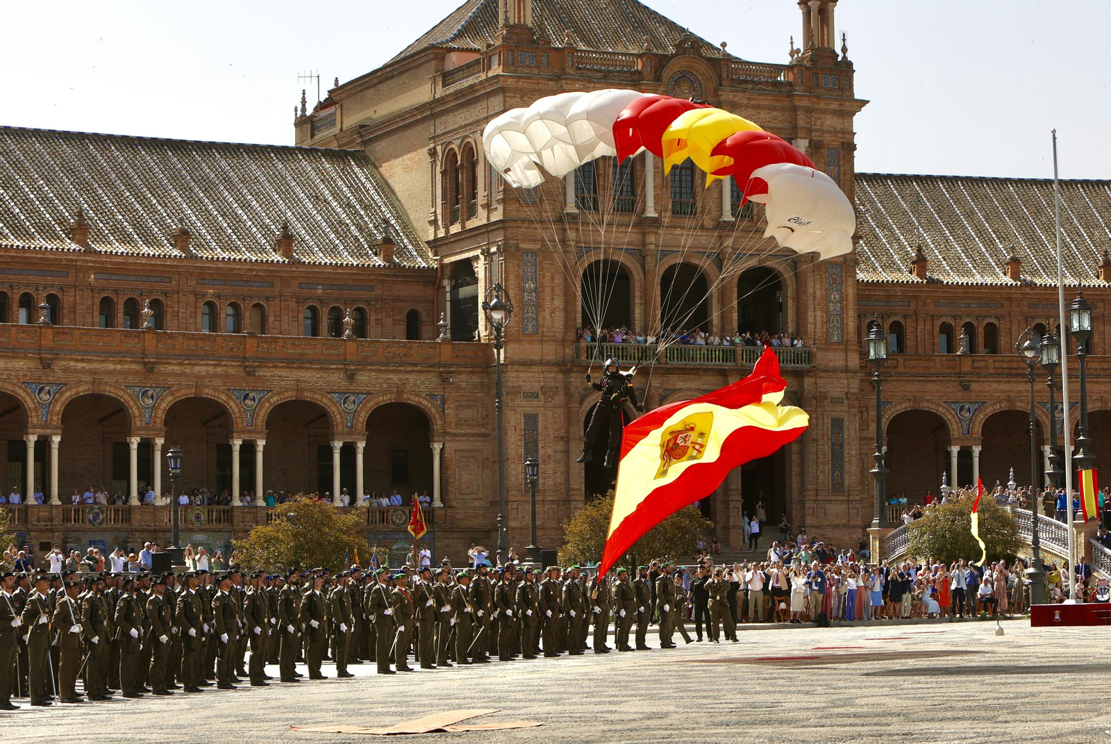 Jura de bandera de personal civil en Sevilla