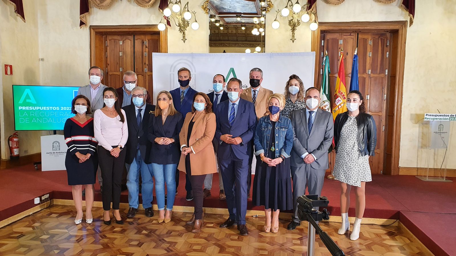 La consejera Carmen Crespo junto al resto de delegados provinciales.