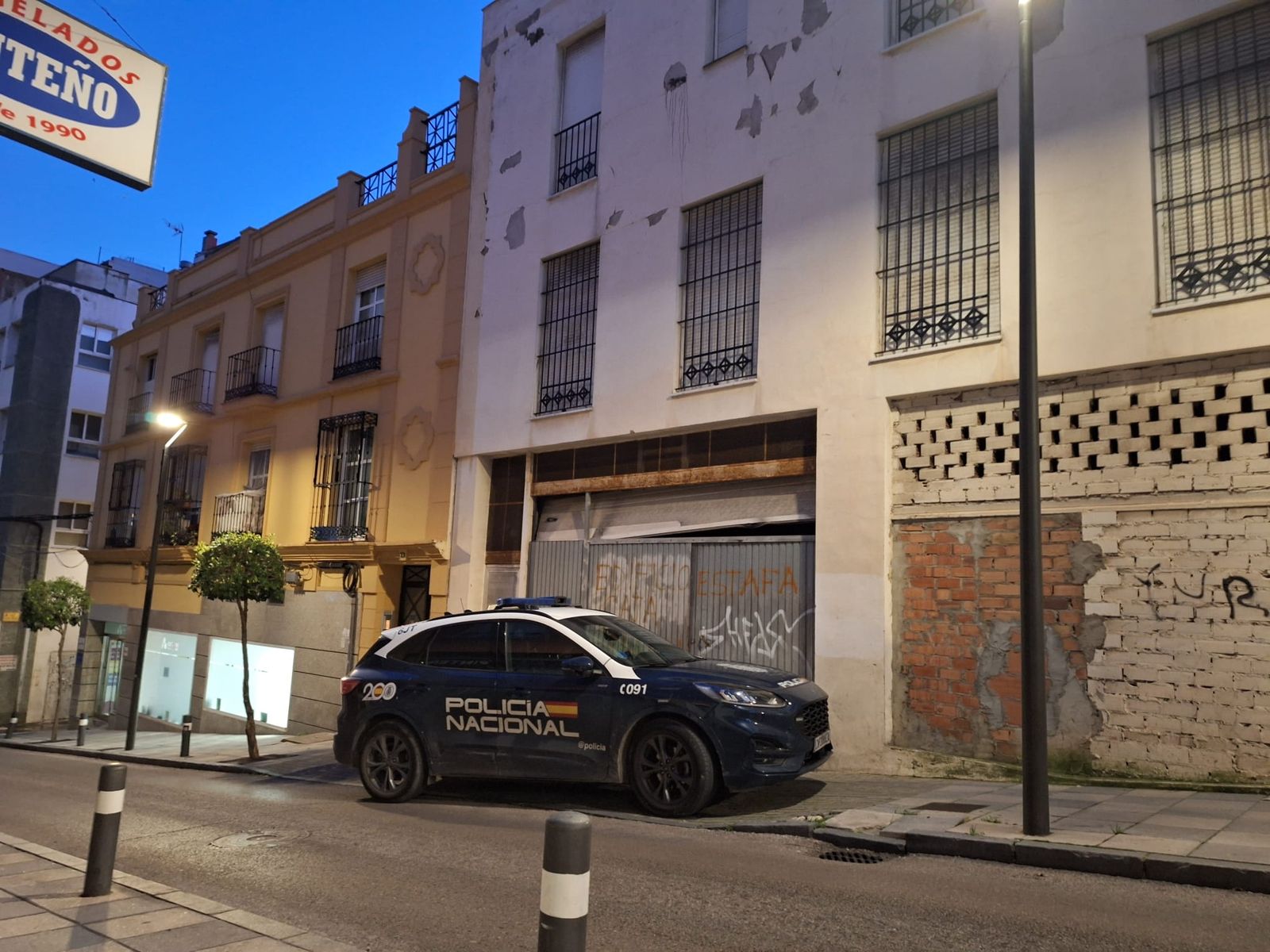 Una patrulla, ante el garaje también okupado y donde se guardan varios coches.