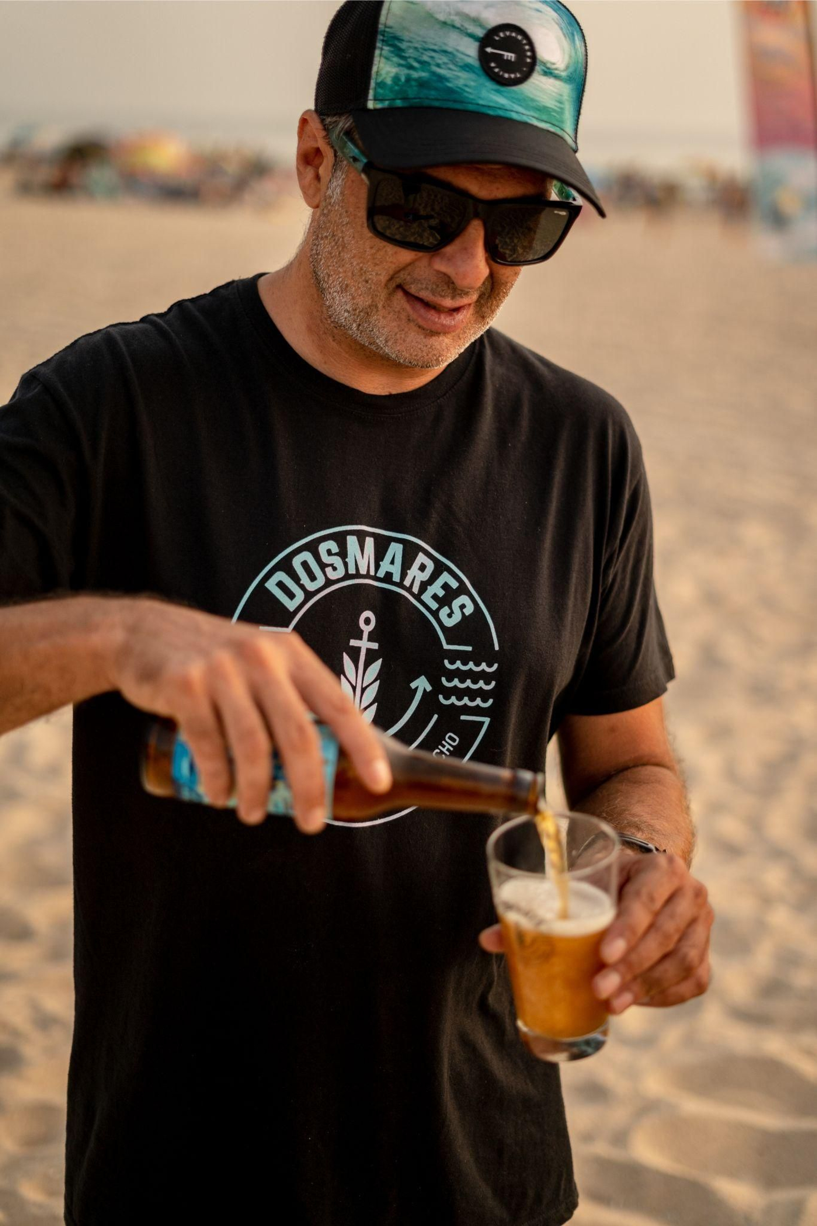 David Toledano, fundador de Dosmares, con una de sus cervezas. David Toledano, fundador de Dosmares, con una de sus cervezas.