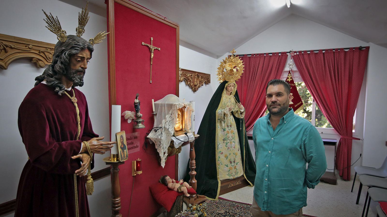 Antonio Jesús Martínez, hermano mayor de Pasión, en el oratorio donde residen las imágenes.