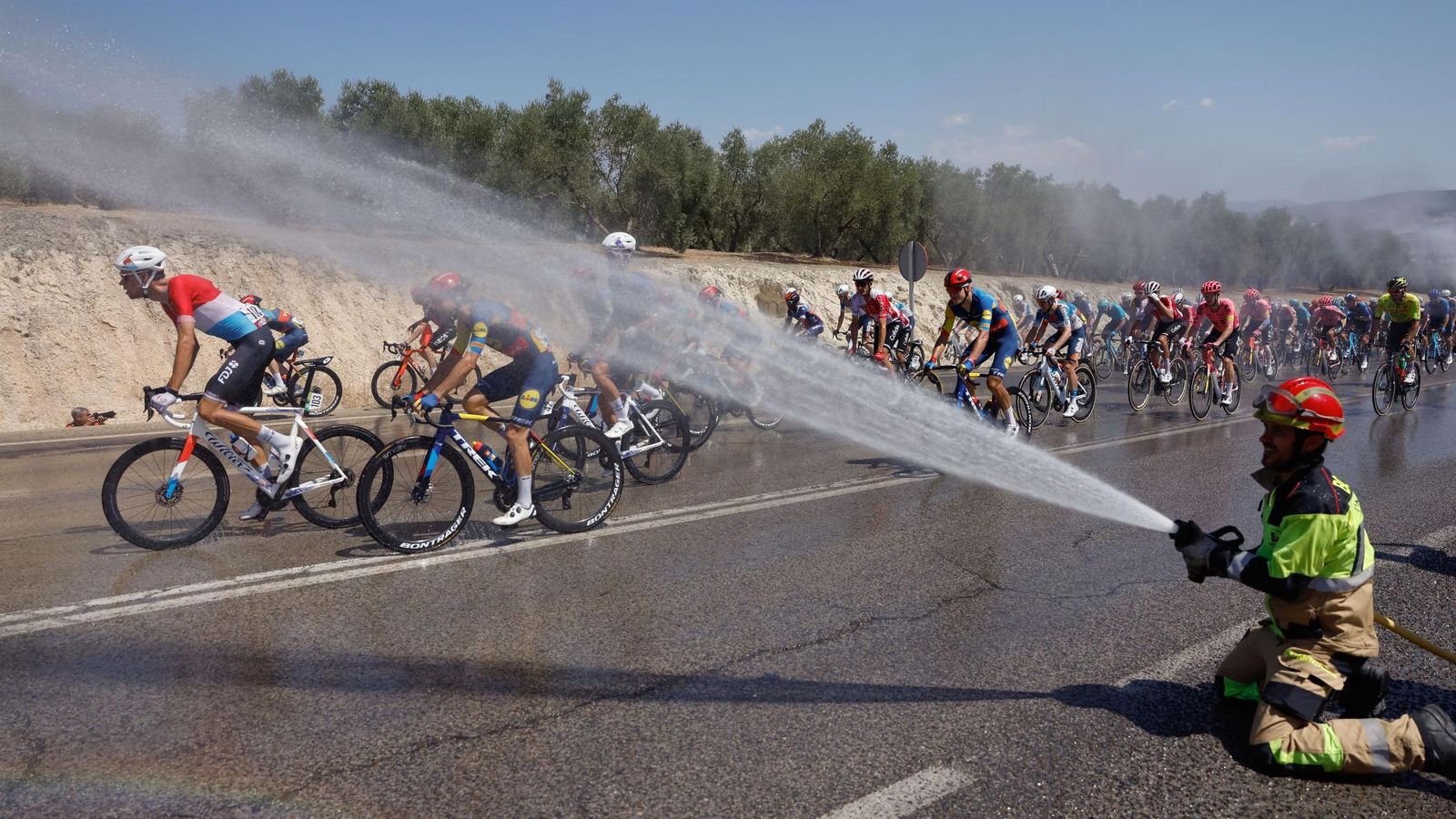 El pelotón se refresca durante la séptima y calurosa etapa con final en Córdoba.