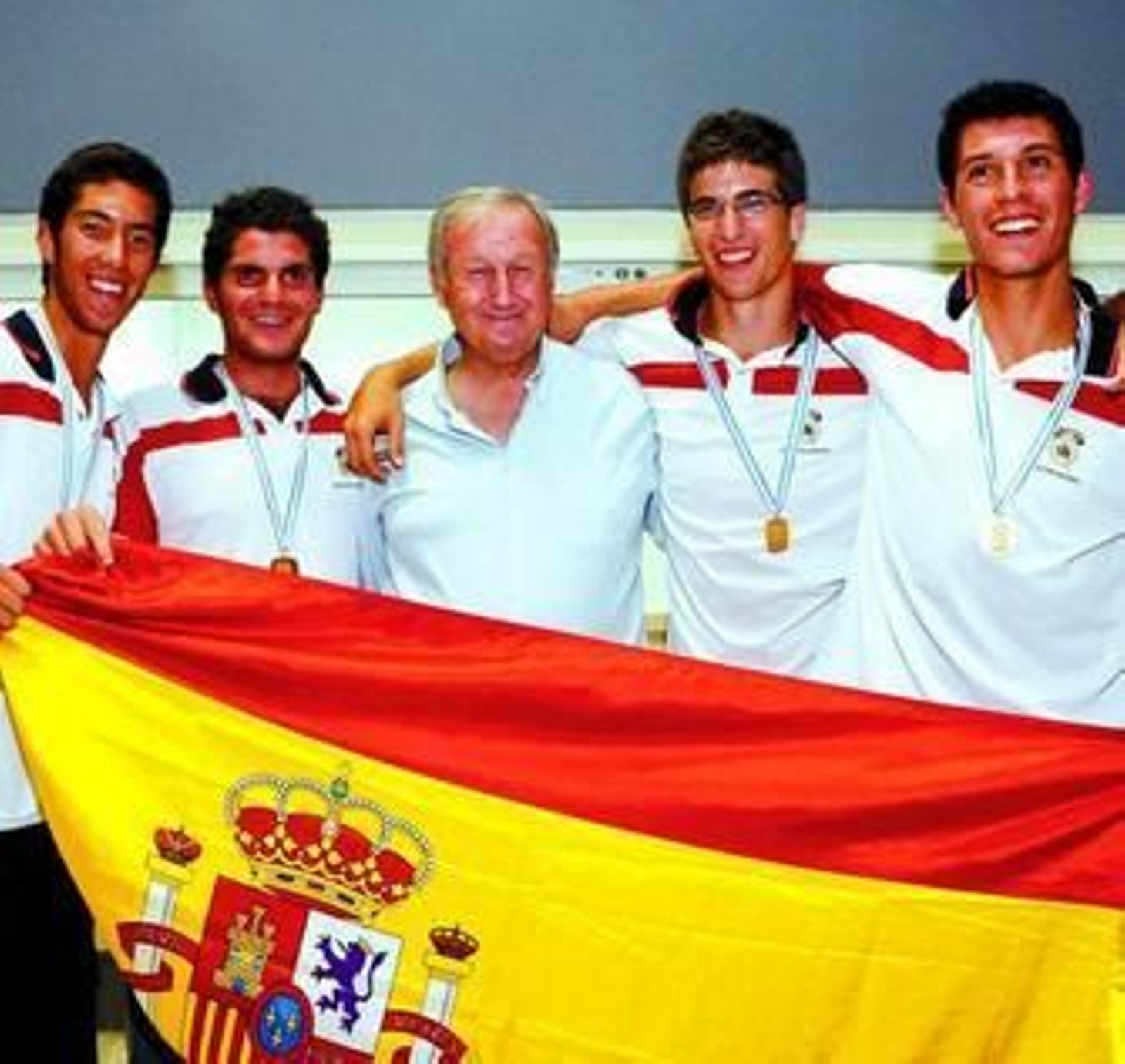 Los jóvenes deportistas sevillanos junto a Juan Miguel Ferrer, presidente de la Federación Andaluza de Remo.