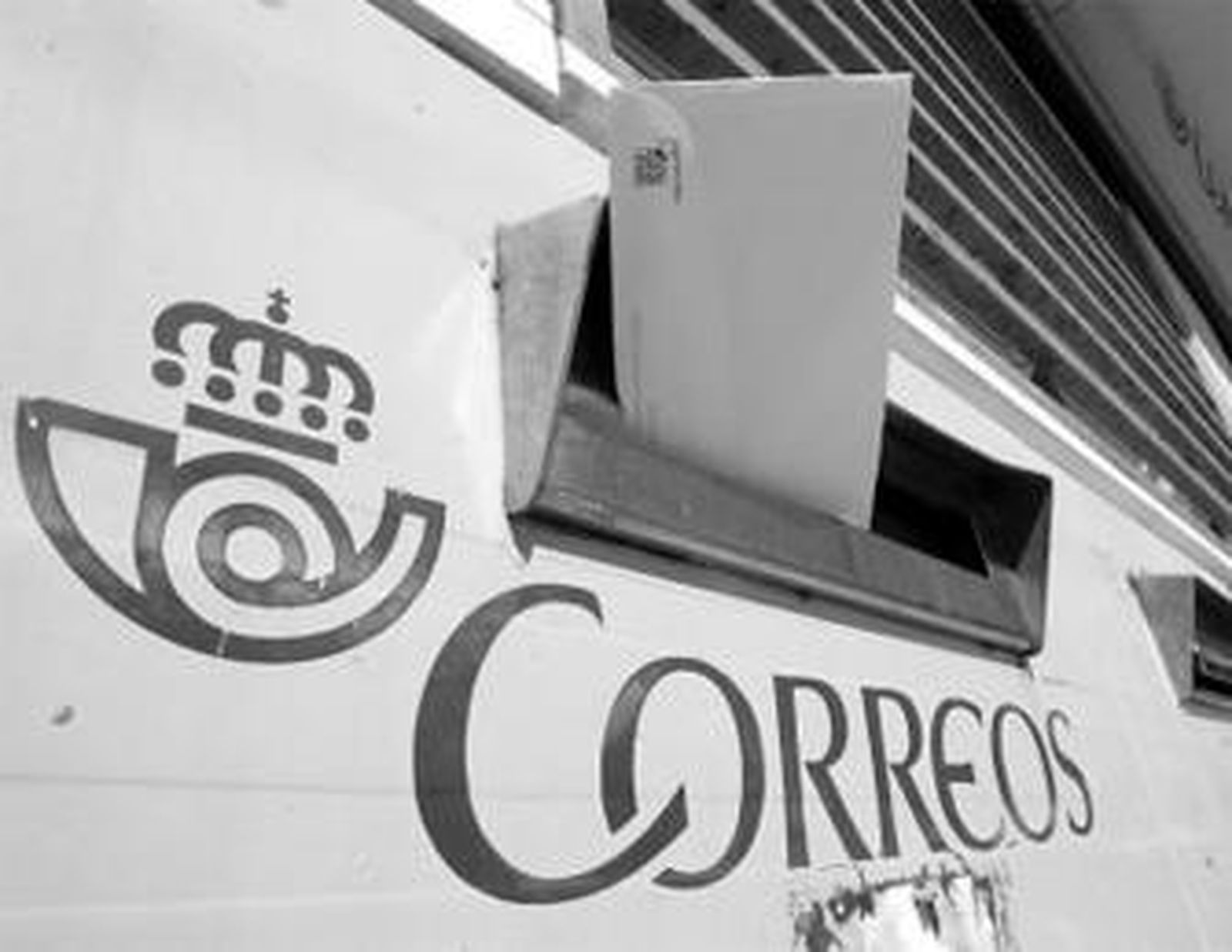 Uno de los 28 buzones de Correos que hay en Cádiz.