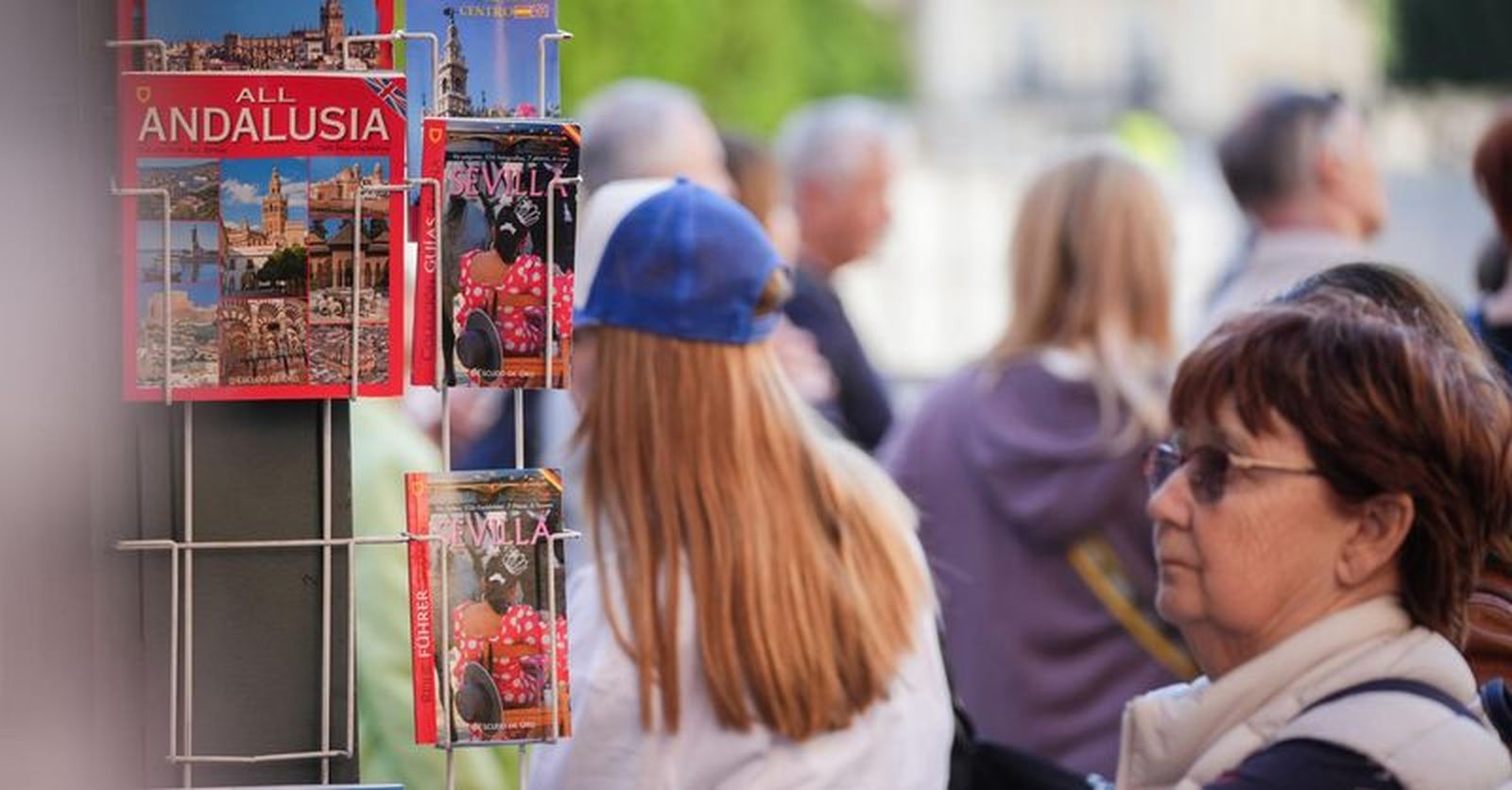 T DE TURISMO. 2025 se cierra como el mejor año turístico de la historia de Andalucía, con una cifra récord de visitantes, más de 37 millones, y un impacto económico cerca de los 30.000 millones de euros. La cara b de estos datos es la proliferación de pisos turísticos que encarece el alquiler y la compra de vivienda, un problema que afecta especialmente a los jóvenes.