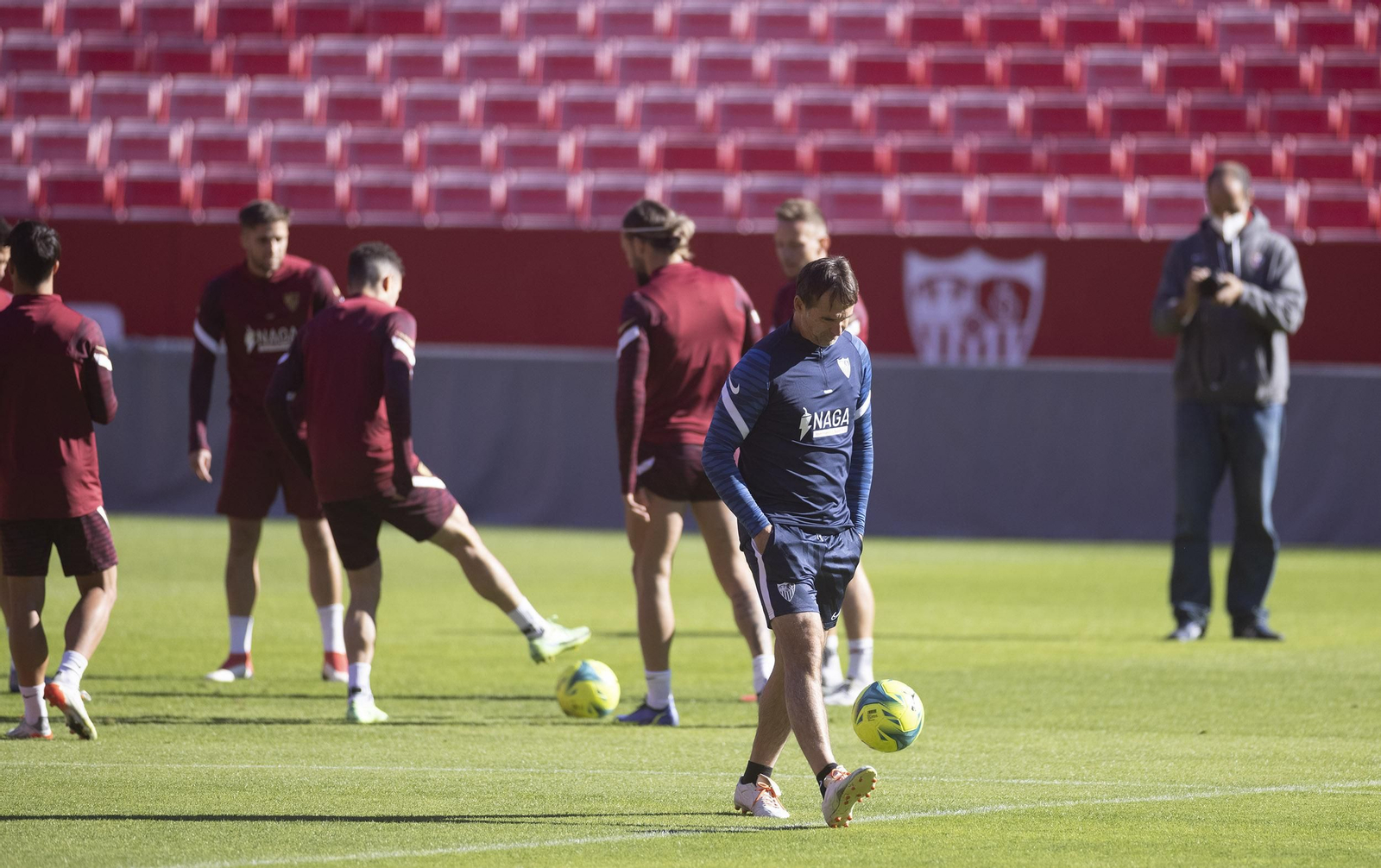 Lopetegui juega con el balón durante un entrenamiento del Sevilla.