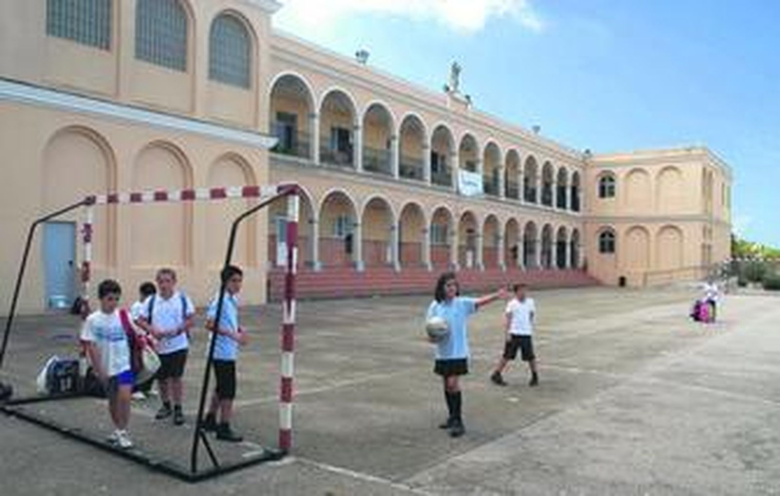 Vista del patio del centenario colegio lasaliano.