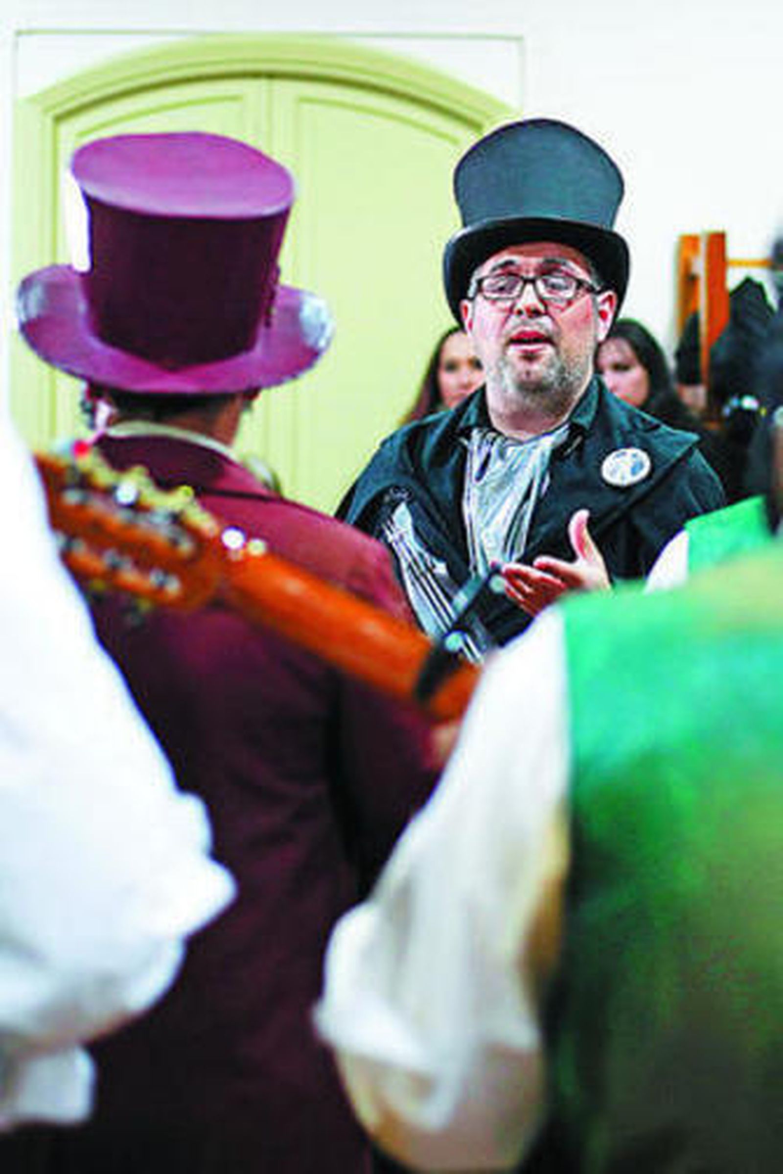 Nono Galán junto a su comparsa mientras hacía voces antes de cantar ayer.