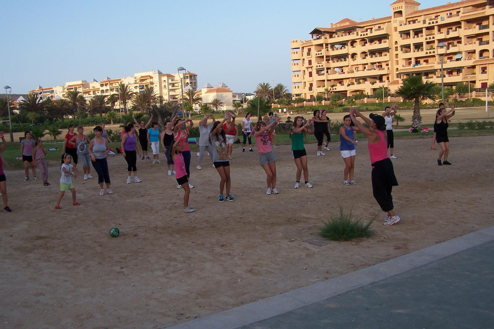 Actividad municipal de gimnasia de mantenimiento en el parque Brisamar de Almerimar.