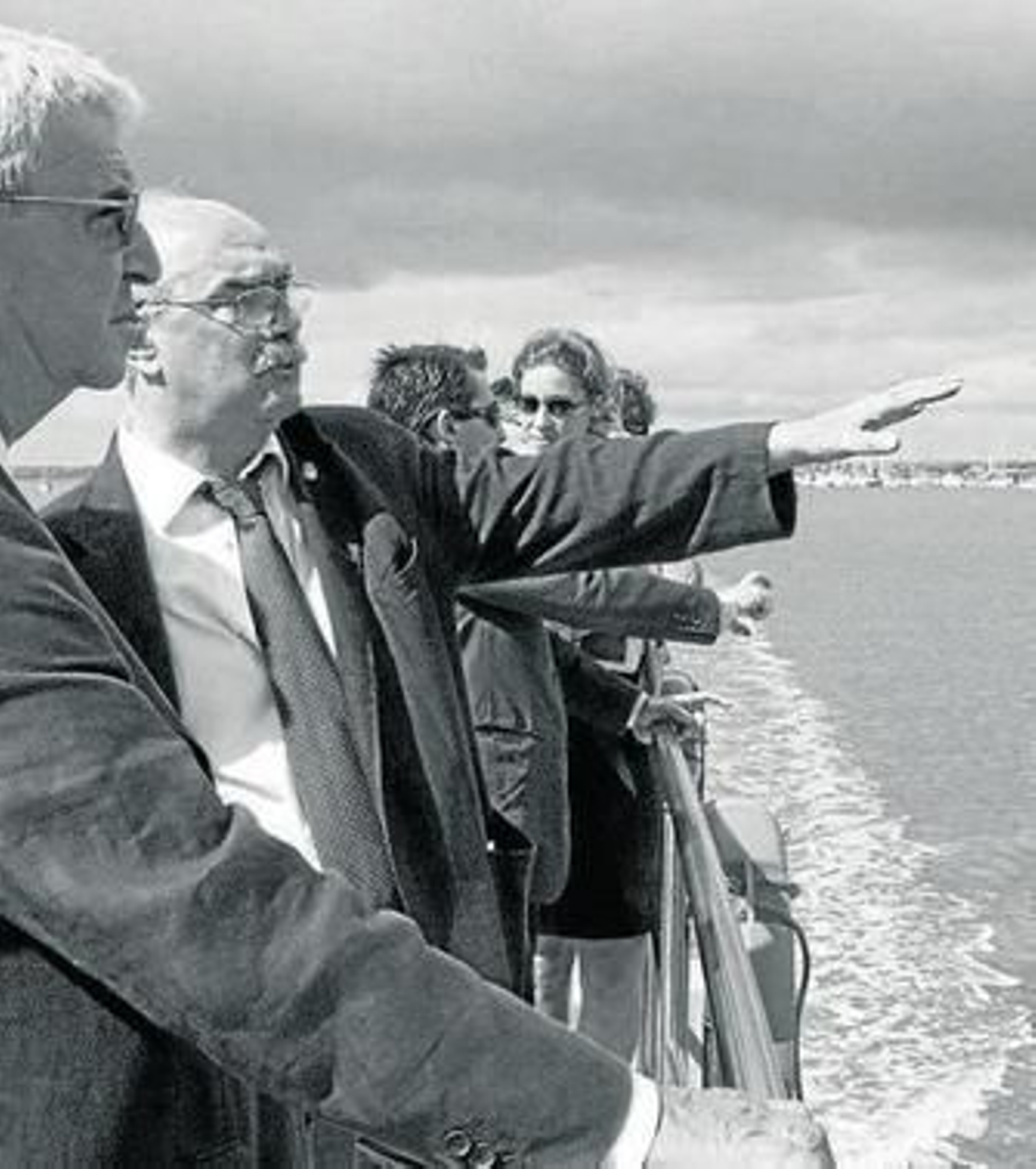 Millán muestra la nueva zona portuaria junto a El Rompido.