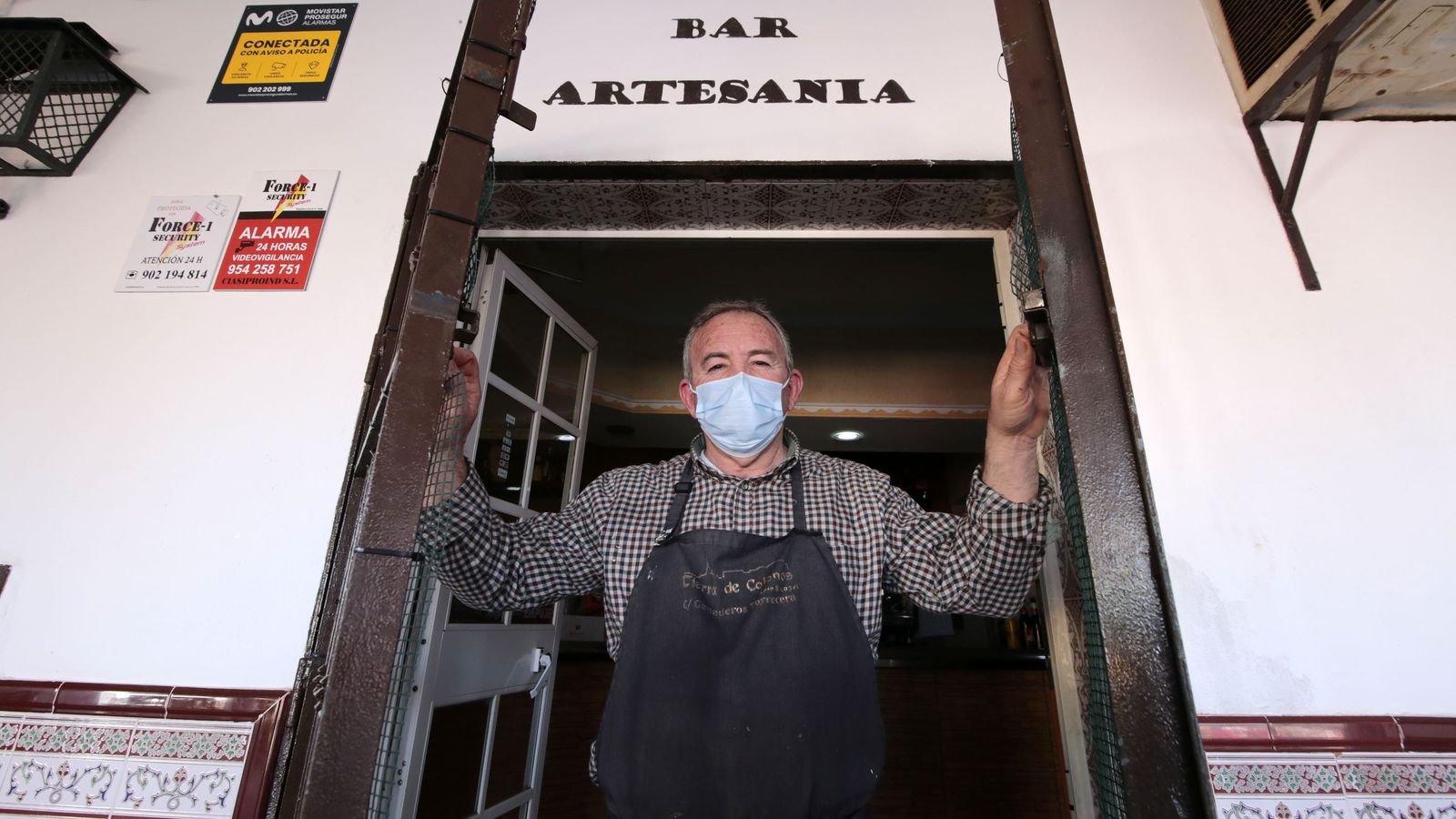 Francisco Carrasco, en la entrada del Bar Artesanía de Torrecera.