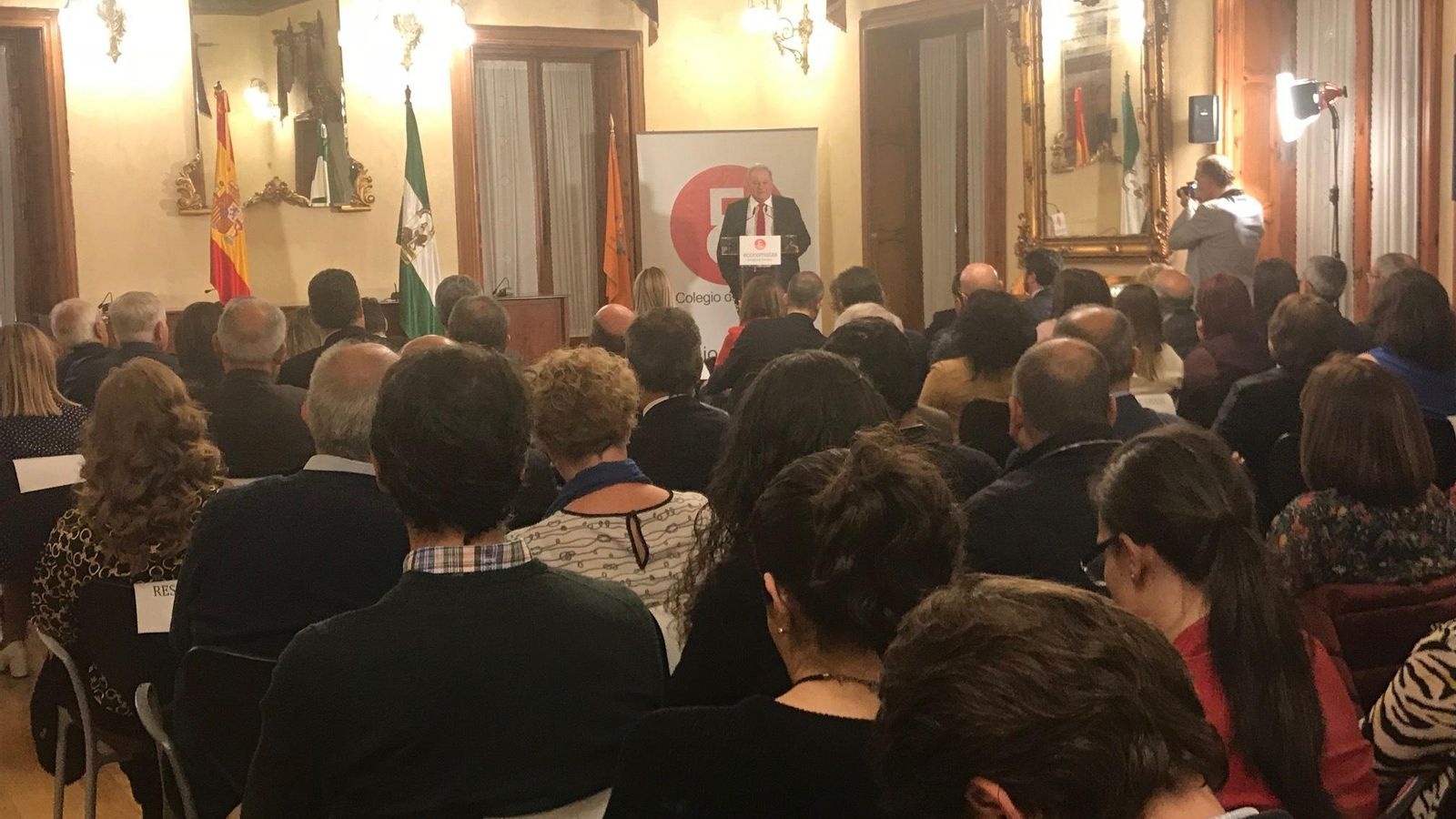 José Antonio Santorromán, en el Salón Noble de la Junta de Andalucía abarrotado.