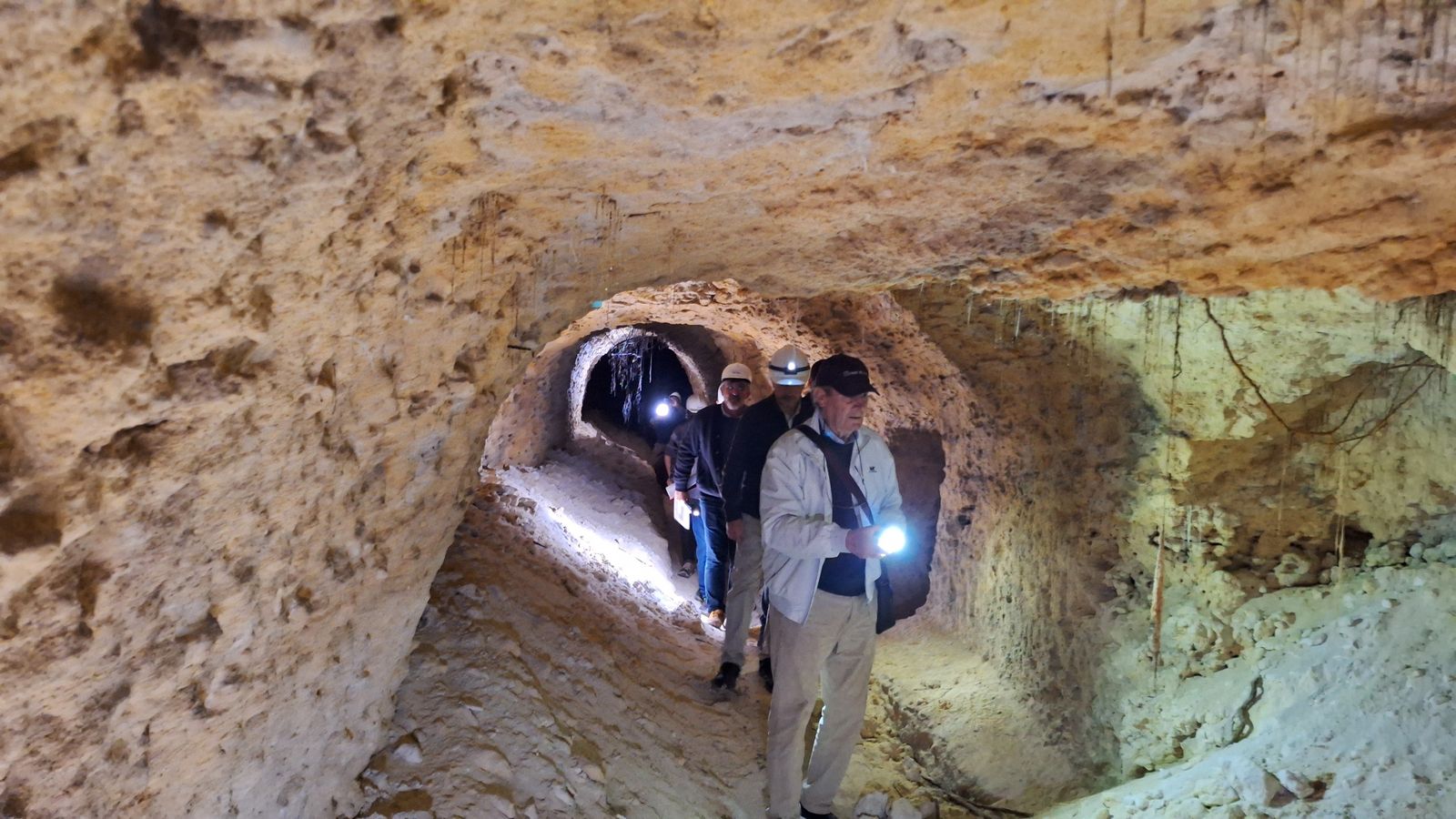 La visita a las galerías subterráneas del acueducto de La Piedad, en El Puerto.