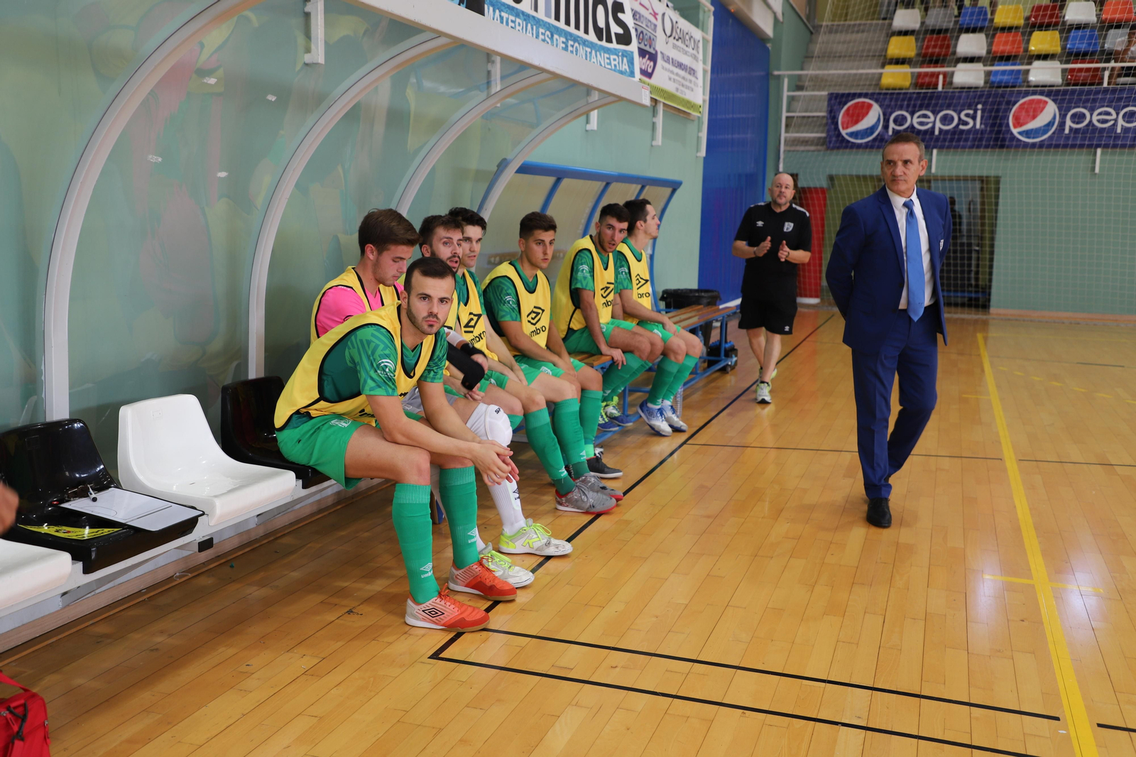 Moli, en el banquillo.