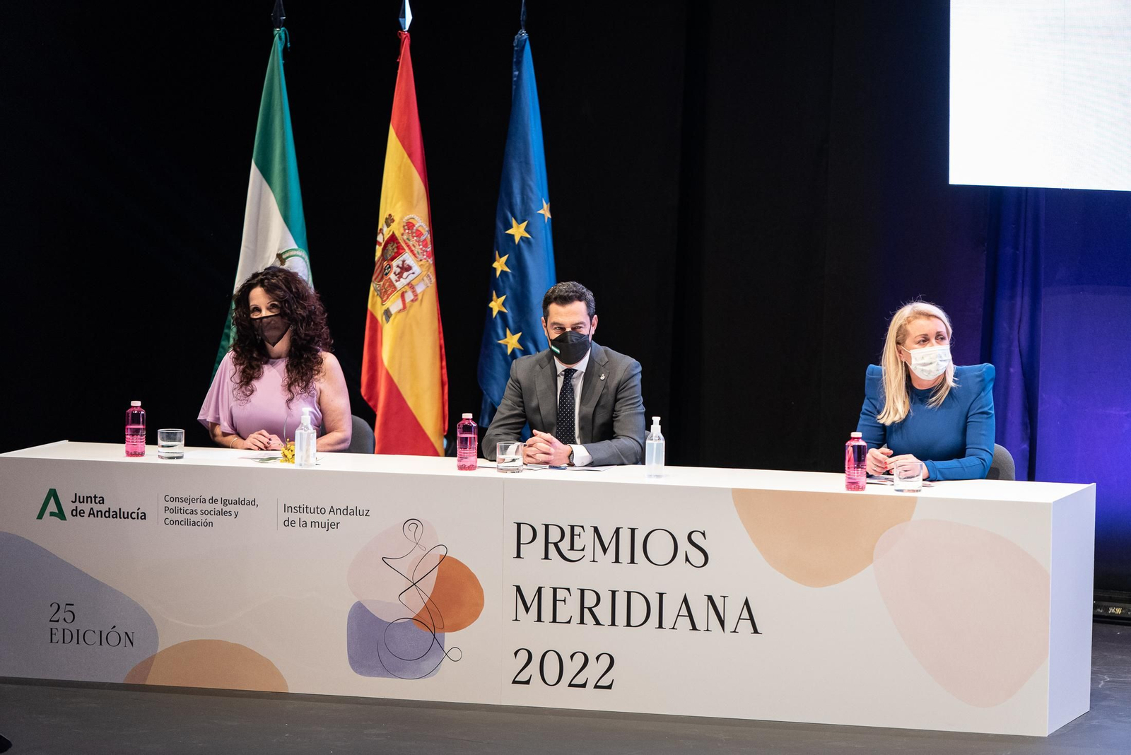 La consejera de Igualdad, Rocío Ruiz, el presidente de la Junta, Juanma Moreno y la directora del IAM, Laura Fernández.