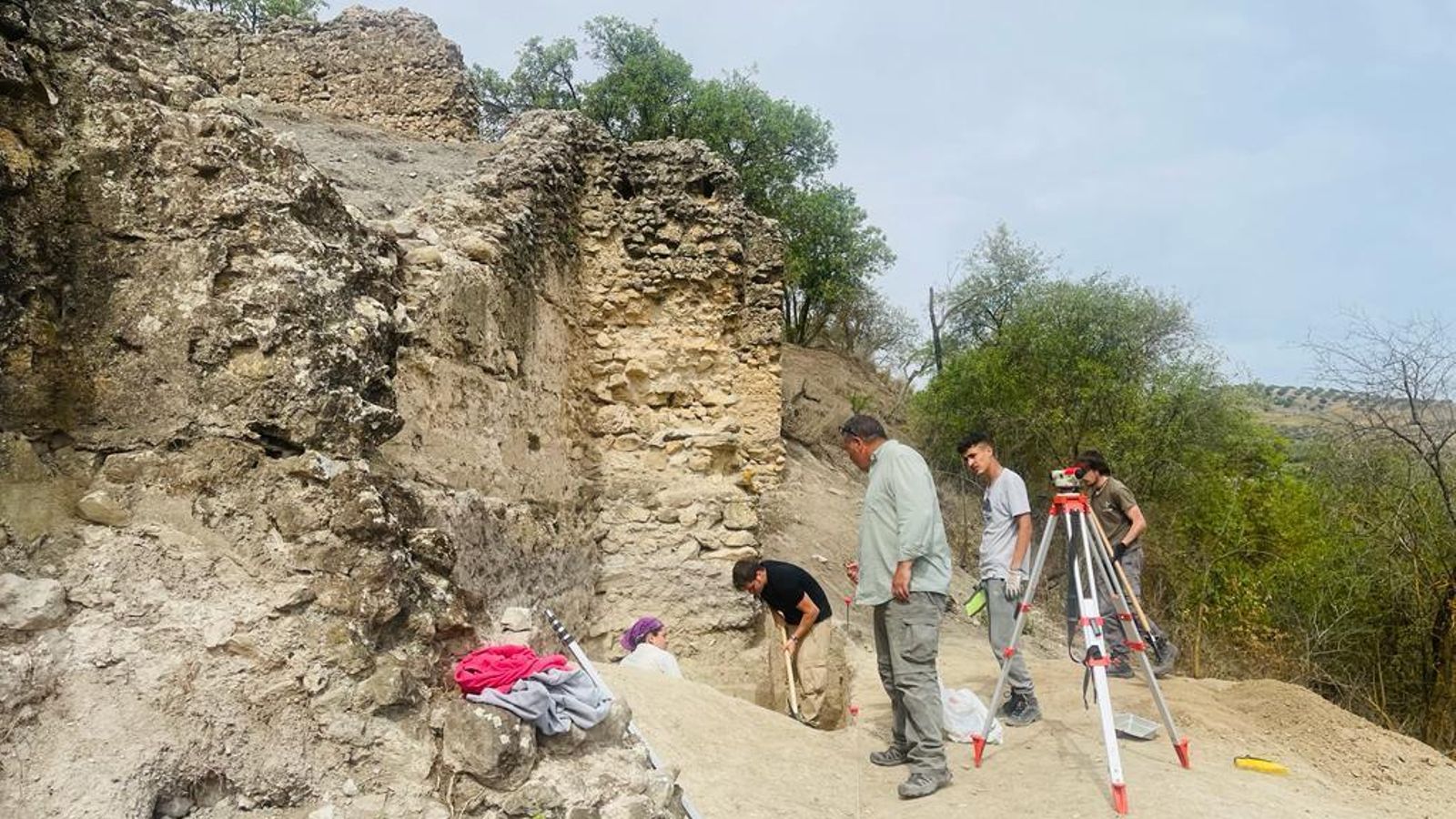 El catedrático Andrés Adroher con su equipo en la excavación El catedrático Andrés Adroher con su equipo en la excavación
