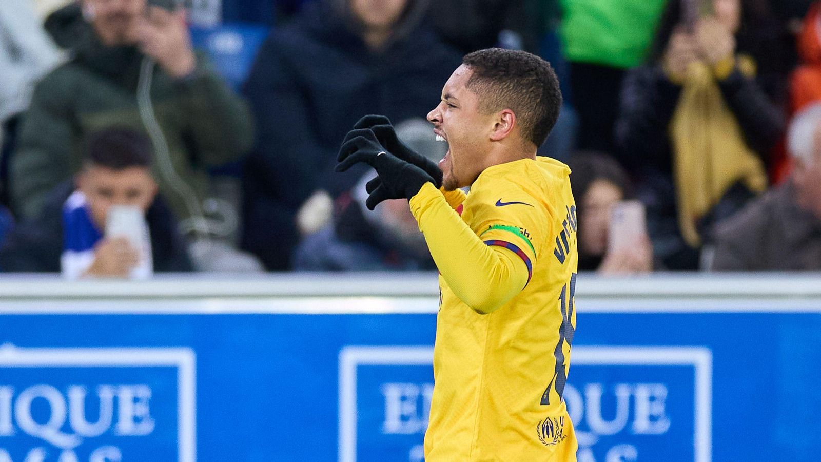 Vitor Roque celebra uno de sus goles con el Barcelona