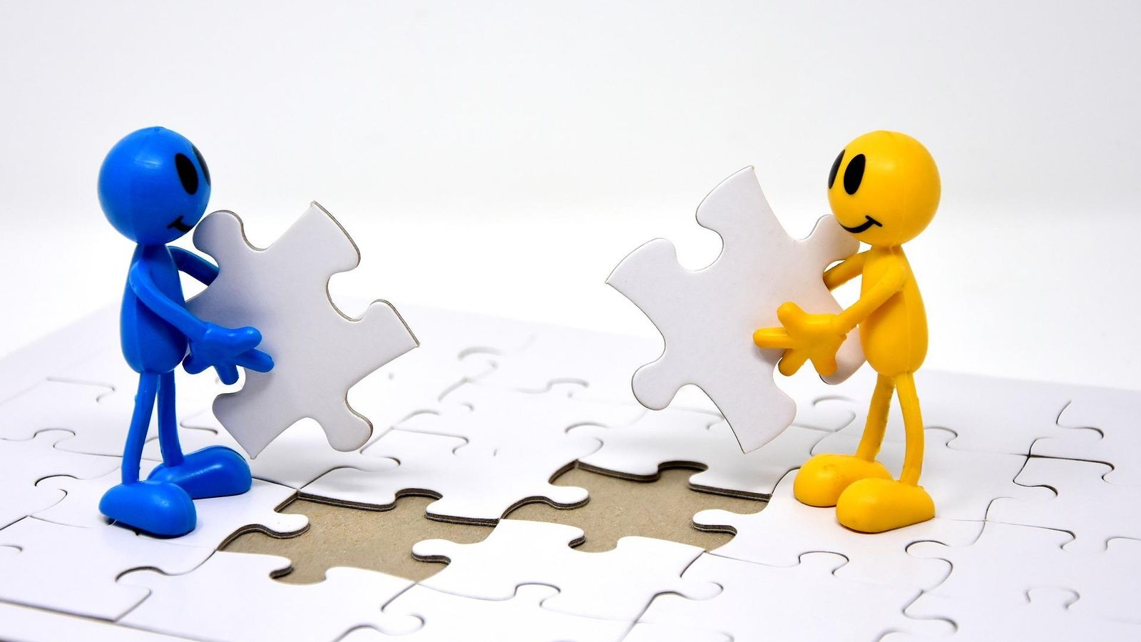 Dos piezas de puzzle encajan como símbolo de un acuerdo.
