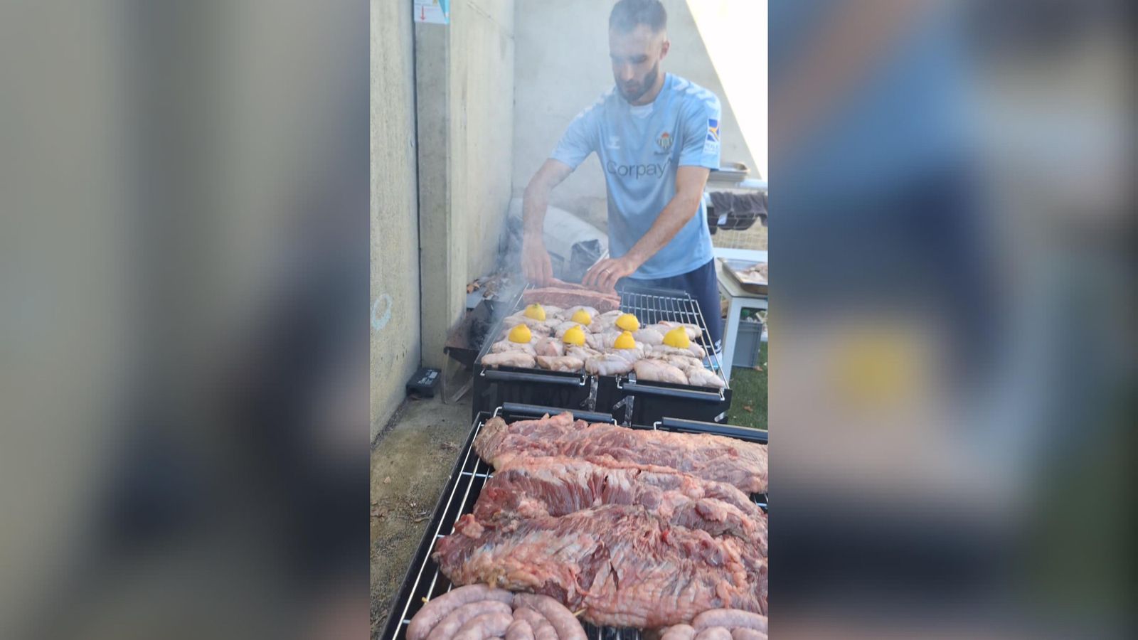 Guido y Chimy preparan un asado en la Ciudad Deportiva del Betis