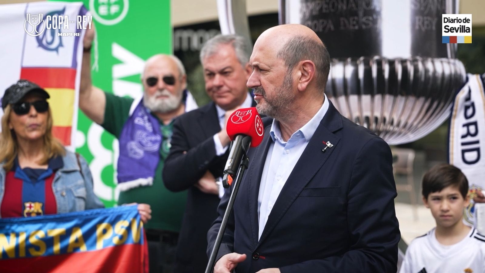 El presidente de la RFEF y el alcalde de Sevilla visitan el "Área Fair Play" de la final de la Copa del Rey