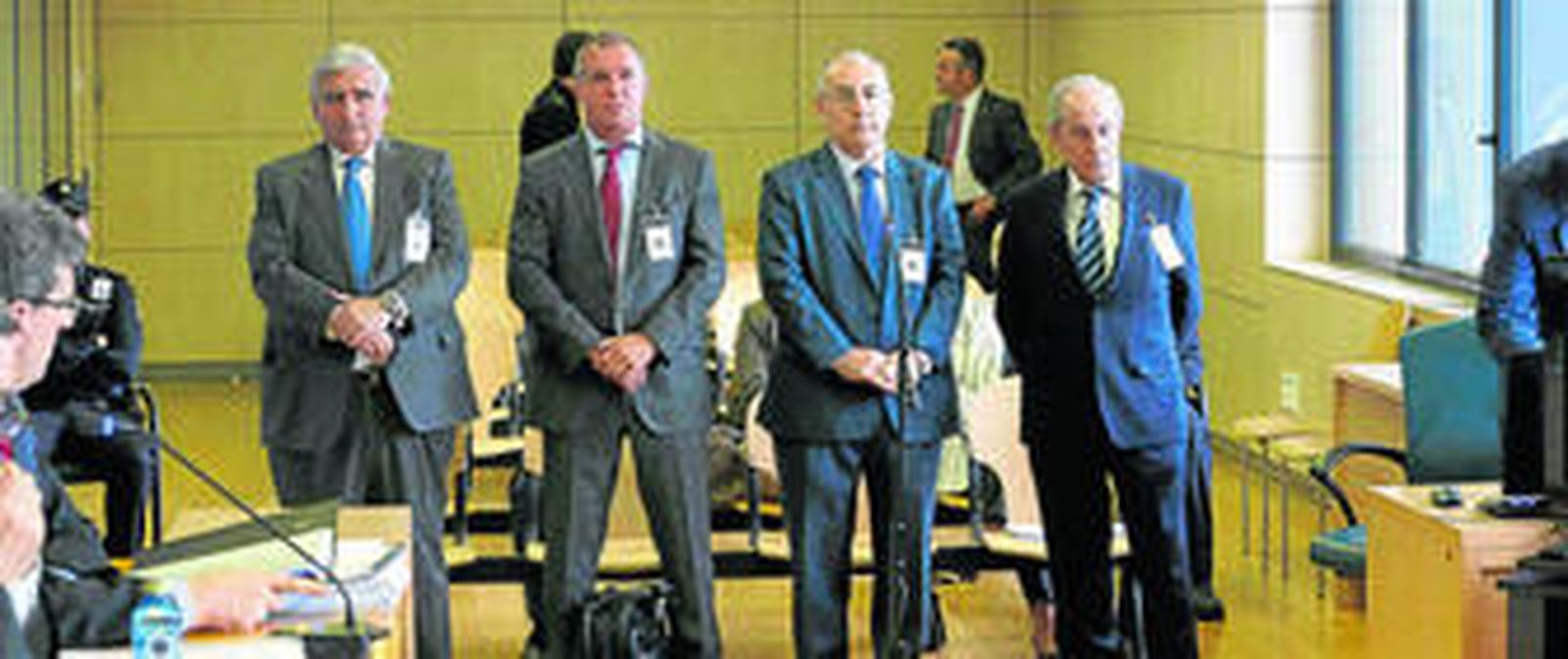 De izquierda a derecha, Ricard Pagès, Juan Caellas, Manuel Trouano y Santiago José Abella, en la Audiencia Nacional.
