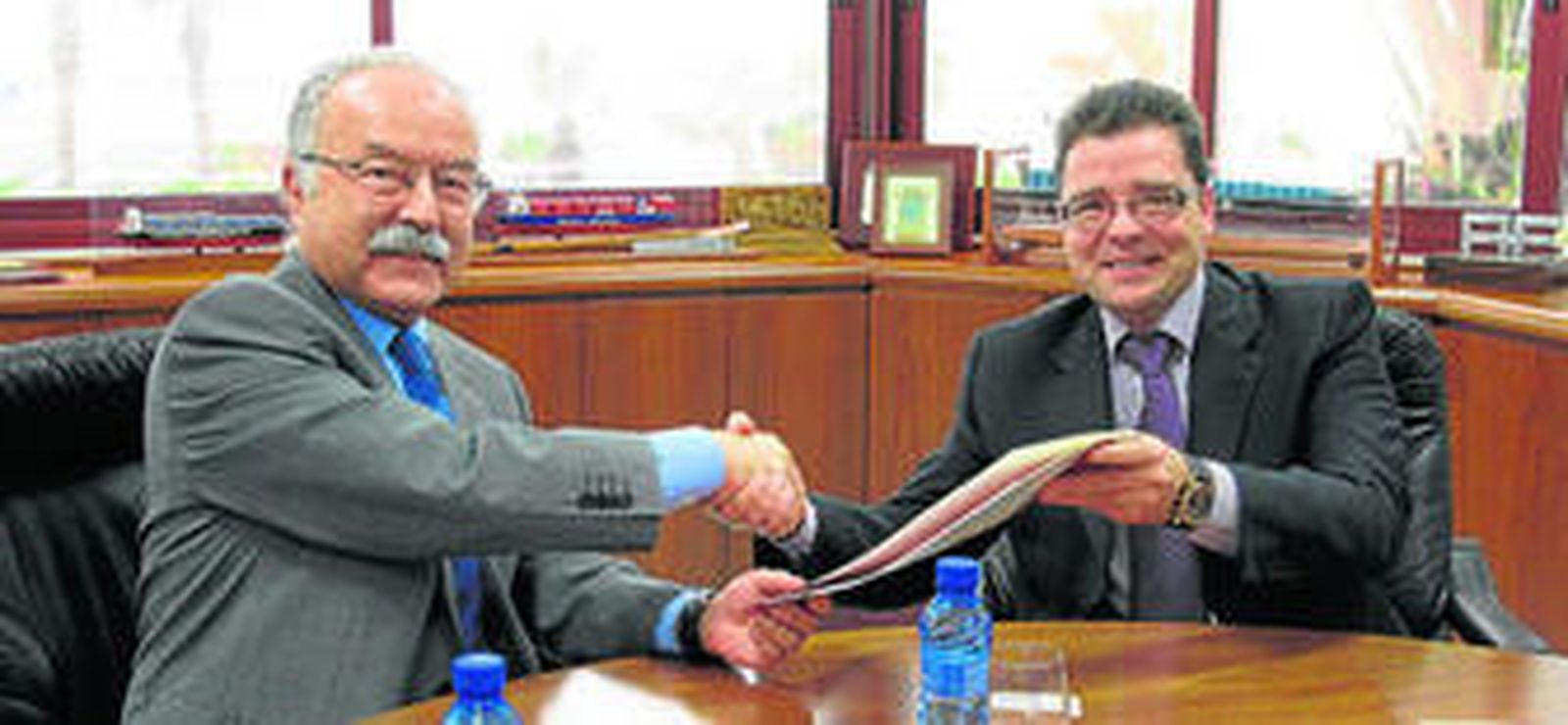 El presidente de la APBA, Manuel Morón, recibe el incentivo de manos del director de Fremap Manuel Esteban.