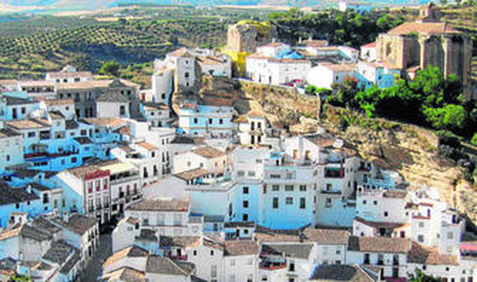 Una vista parcial del precioso caserío de Setenil de las Bodegas, con sus casas de abrigo bajo rocas.