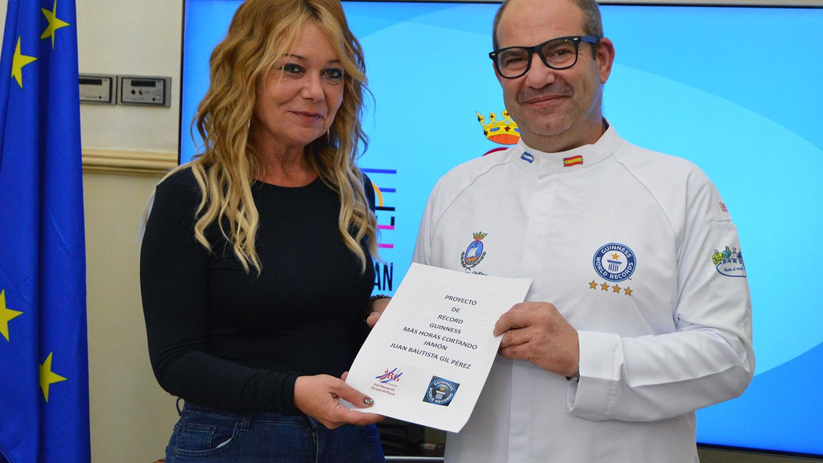 La alcaldesa, Rocío Cárdenas, junto al cortador de jamón profesional Juan Bautista Gil.