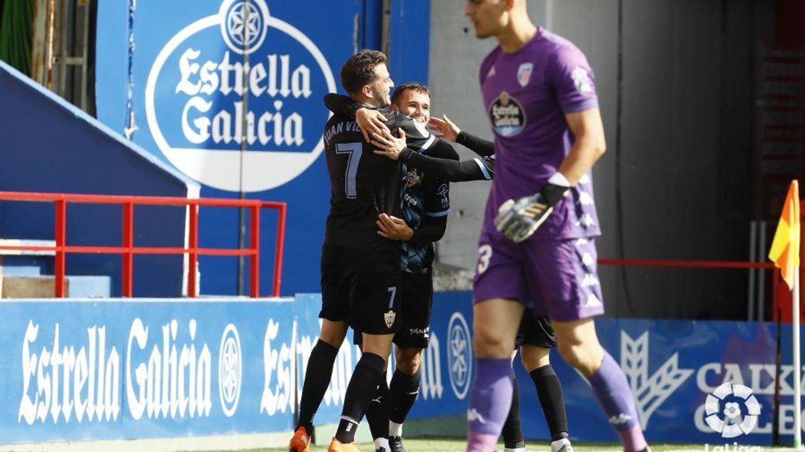 Villar y Aketxe, asistente y goleador, festejan el 0-2