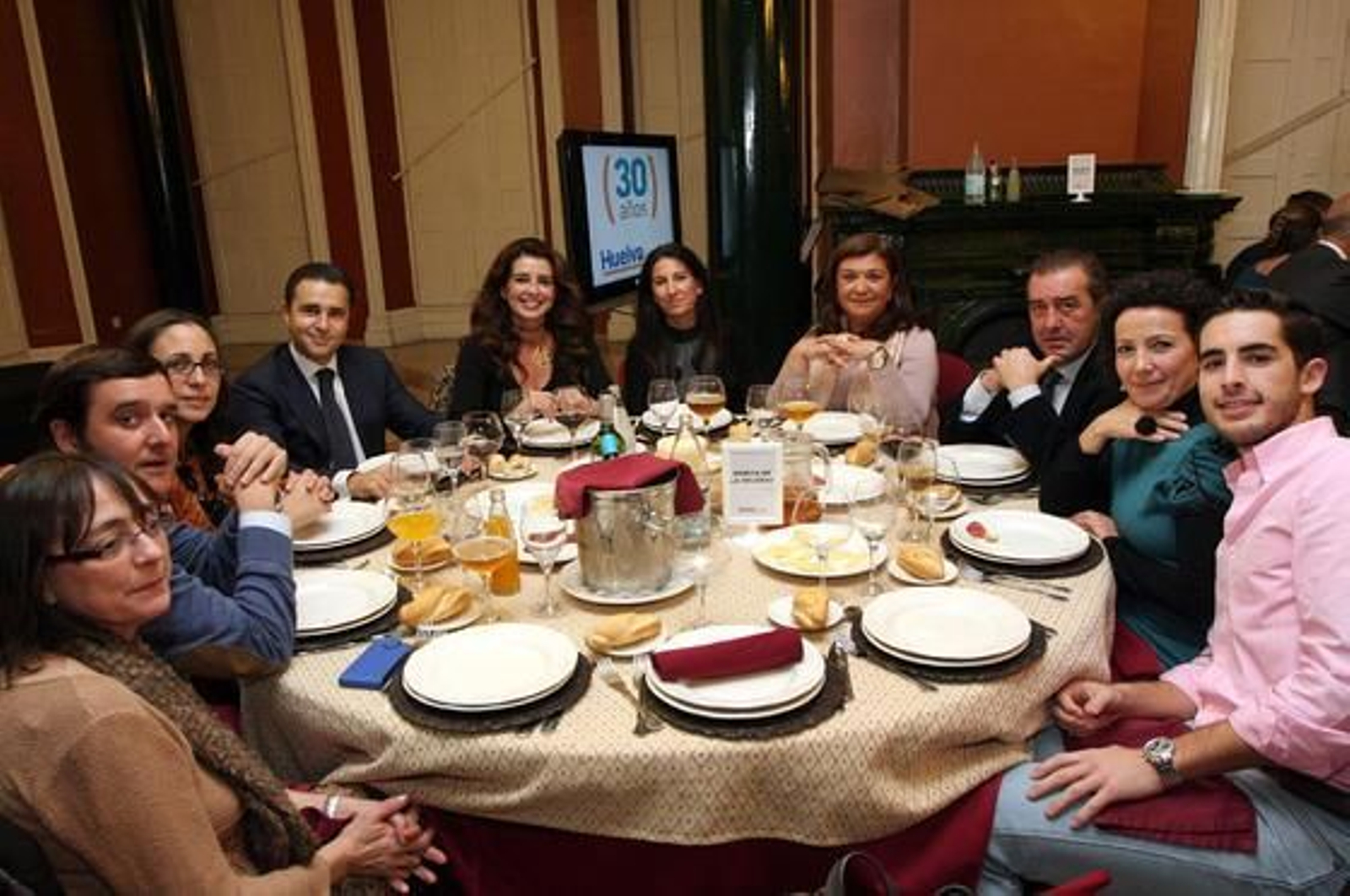 Los concejales de Riotinto Celia María Martínez y Juan José Ramos, y la alcaldesa, Rosa Caballero, junto a los concejales populares de Huelva Felipe Arias, Carmen Sacristán, Teresa Herrera y Carmen Céspedes, el empresario José Suárez Mora, la economista Soledad Sánchez Luque y el arquitecto José Suárez Sánchez.