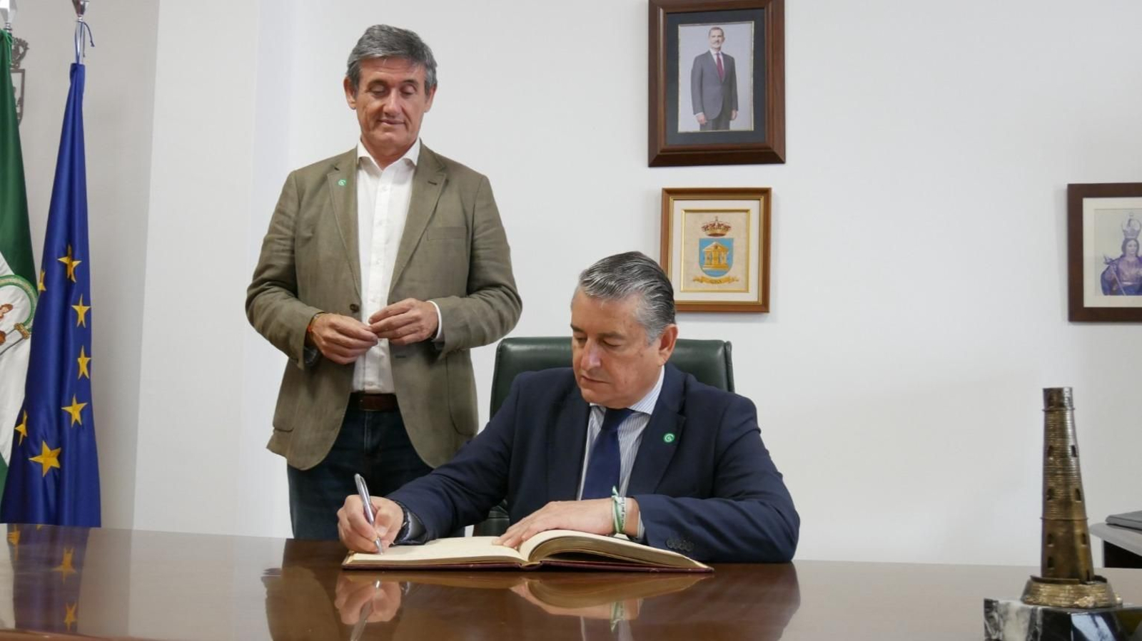 Firma en el libro de la ciudad.