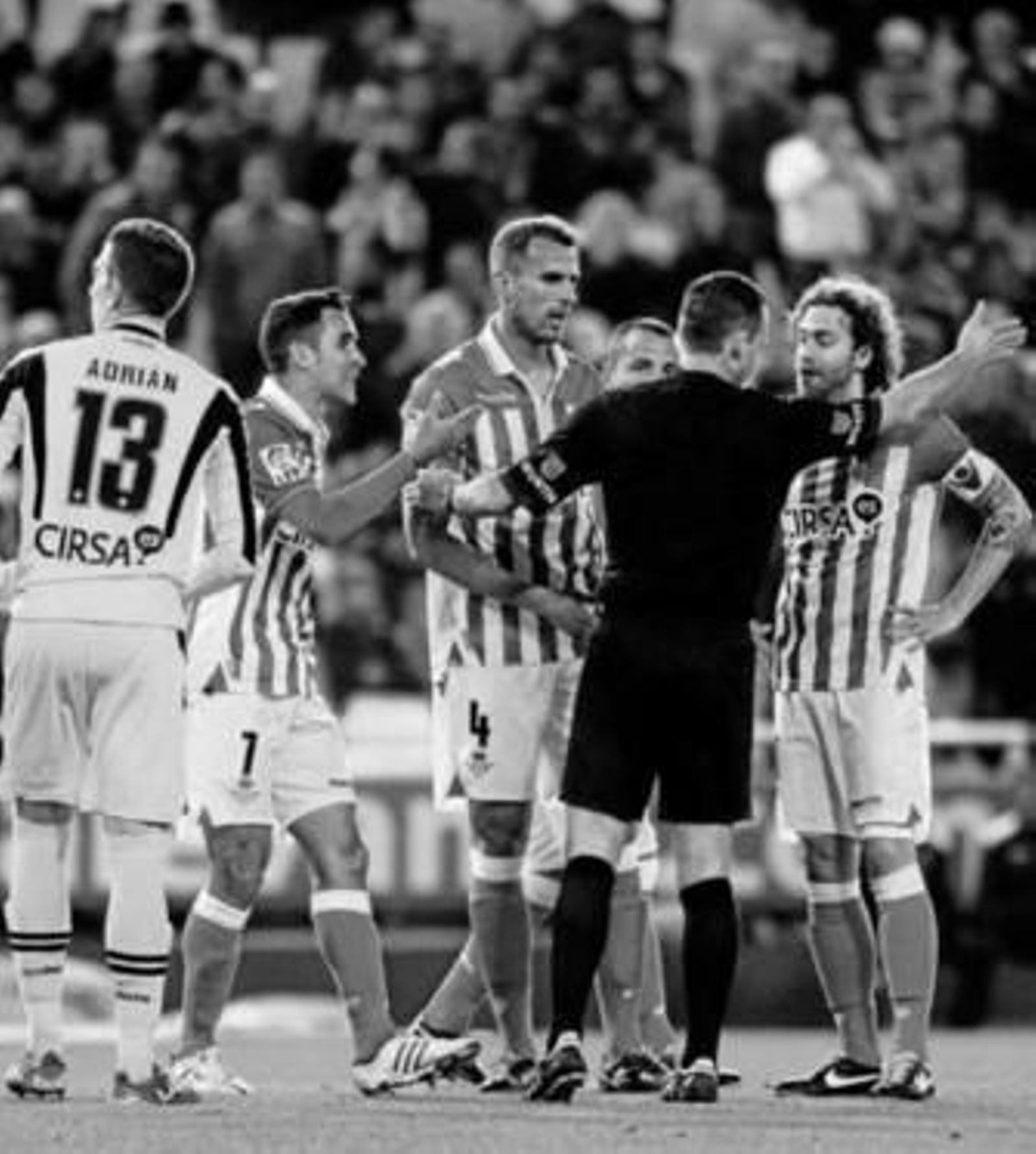 Cañas, Mario, Amaya y Ángel protestan a Muñiz Fernández la expulsión del central madrileño.