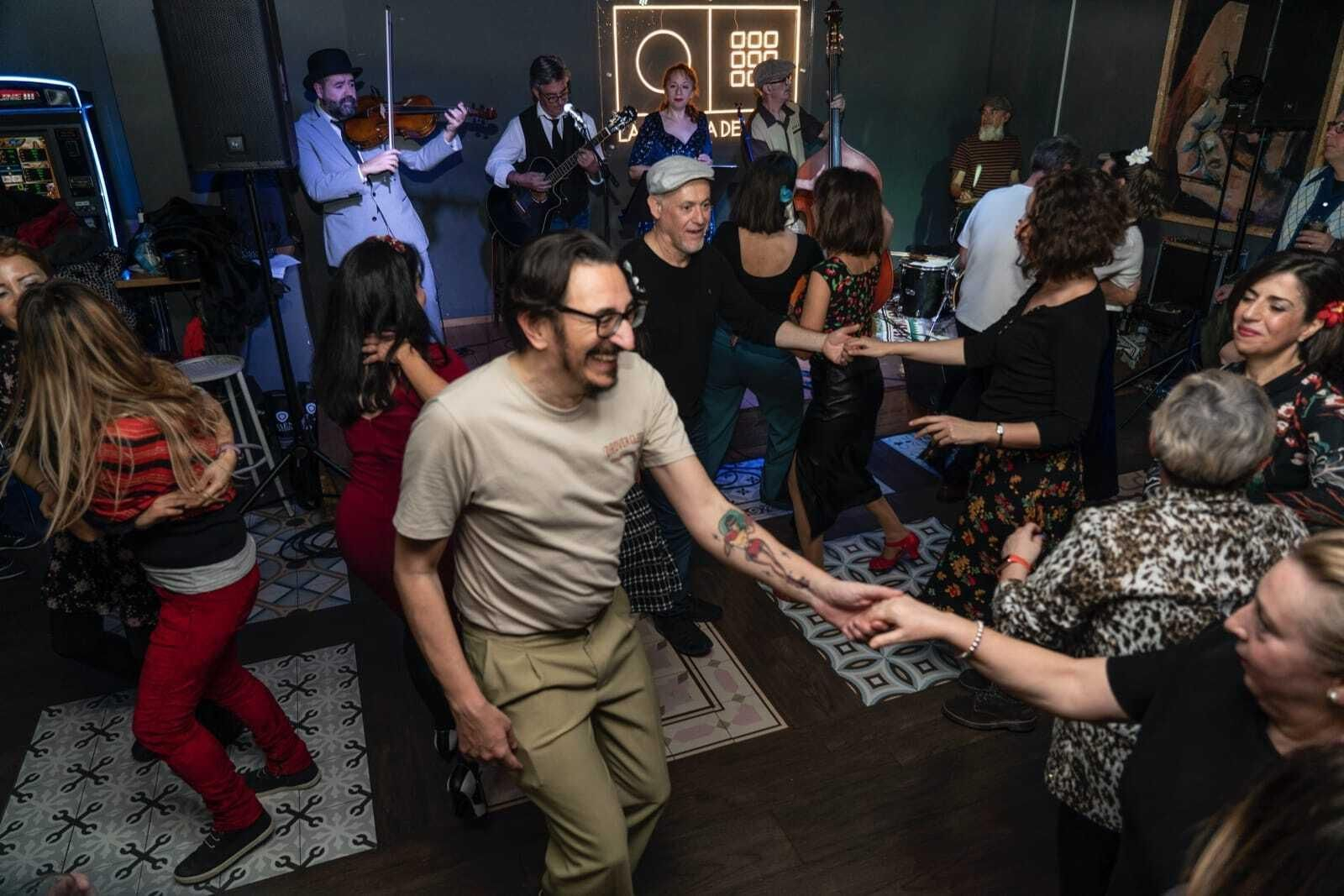 El Lindy Hop es un baile originario de Estados Unidos que se hace en pareja.