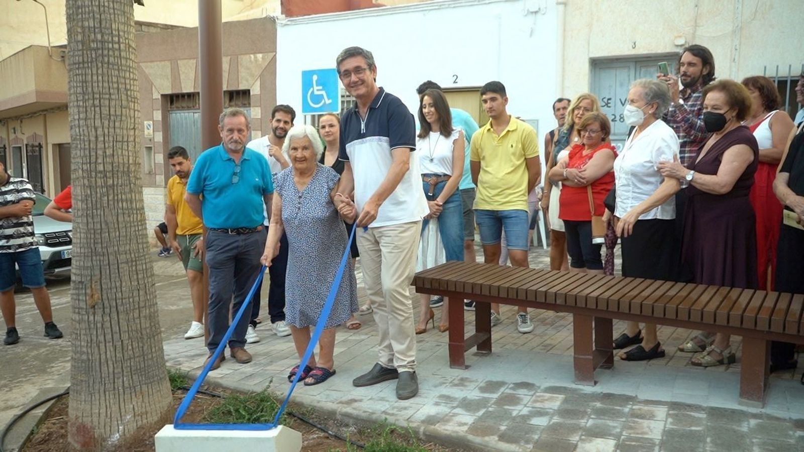 La renovada plaza de Santa Rita de Adra, un lugar de encuentro multigeneracional