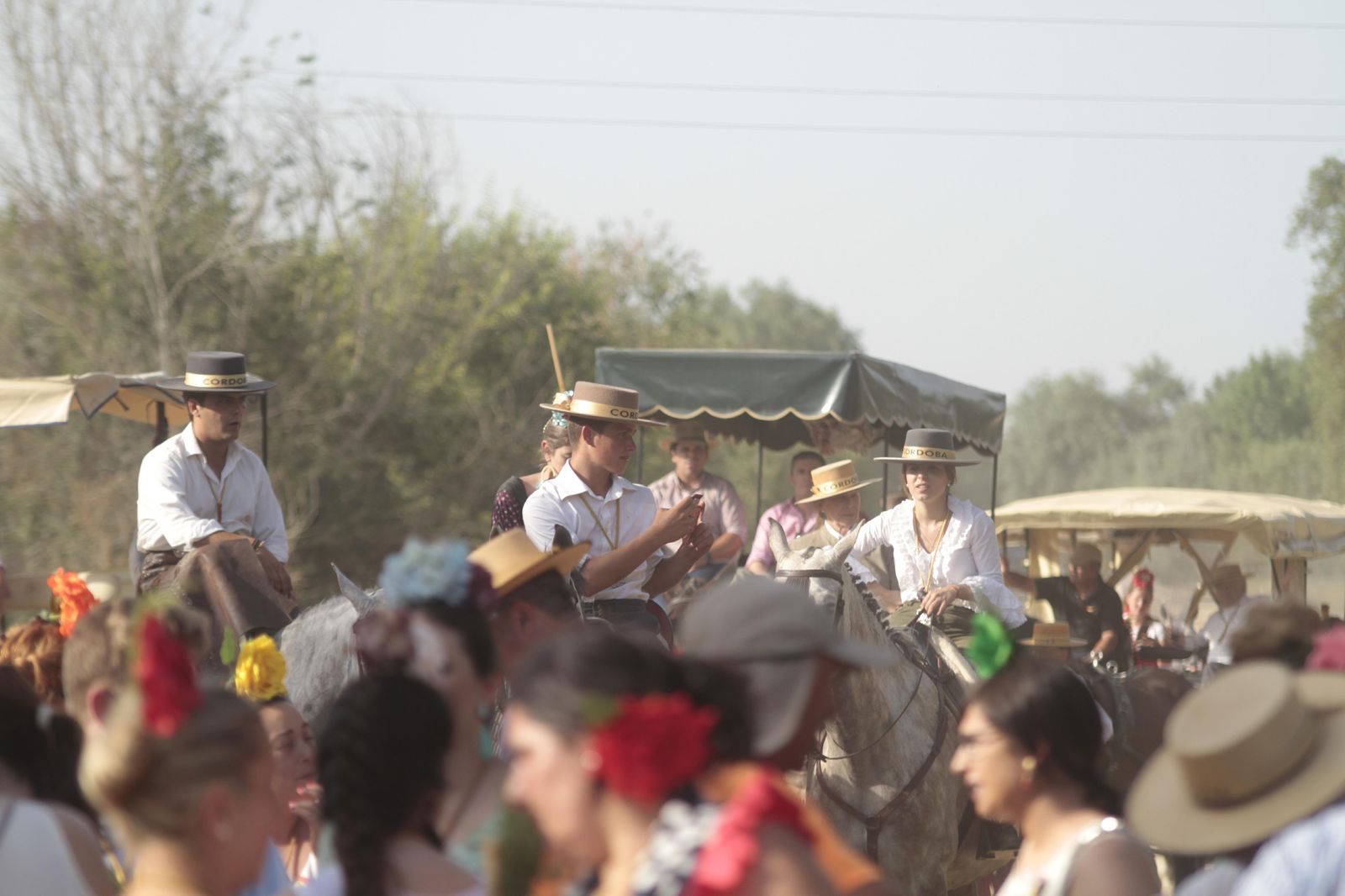 Las hermandades cruzan el vado del Quema