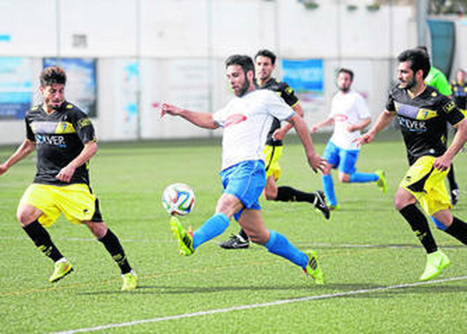 Juanma Espinosa (i) y Óscar Rubio tratan de impedir el avance de un contrario en el encuentro contra El Palo.